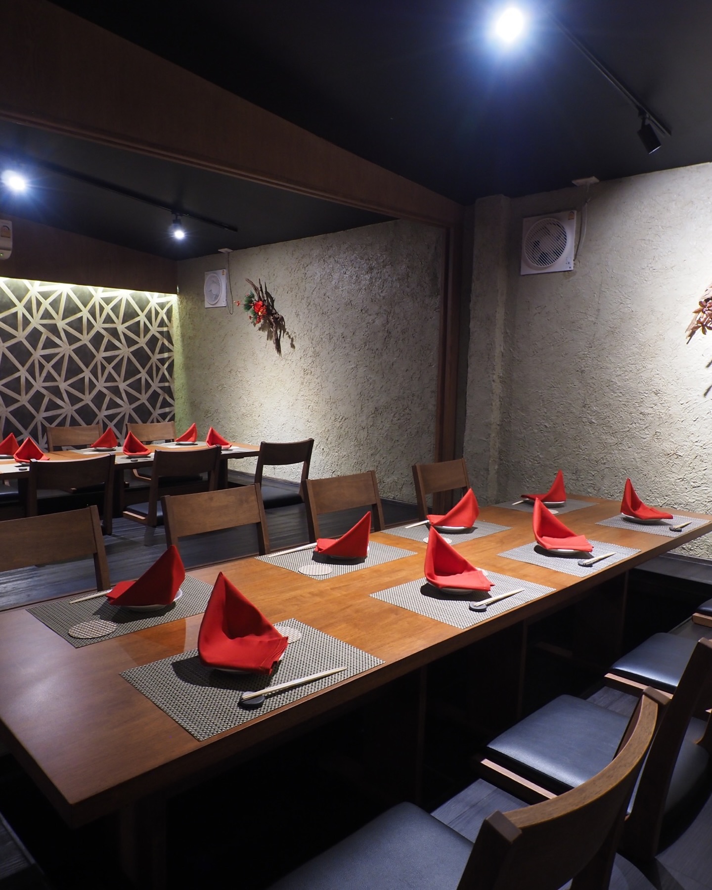 個室でゆったりと過ごす特別なひととき。
Shakarichでは、落ち着いた和モダンの個室をご用意しております。

大切な方とのお食事やご会食、歓送迎会など様々なシーンに最適です。
最大20名様までご利用いただけます。

ご予約・お問い合わせはプロフィールのLINEまたはお電話より承ります。

Enjoy a relaxing dining experience in our private rooms.
At Shakarich, we offer elegant Japanese-style private spaces.

Perfect for special dinners, business meetings, and group gatherings.
Private rooms are available for up to 20 guests.

For reservations or inquiries, please contact us via LINE on our profile or by phone.

ห้องส่วนตัวบรรยากาศสไตล์ญี่ปุ่น เหมาะสำหรับมื้อพิเศษ

ที่ Shakarich เรามีห้องส่วนตัวบรรยากาศเงียบสงบ
เหมาะสำหรับมื้ออาหารกับคนสำคัญ งานเลี้ยง หรือการสังสรรค์

รองรับได้สูงสุด 20 ท่าน

สำรองที่นั่งได้ทาง LINE ในโปรไฟล์ หรือโทรศัพท์

#Shakarich #PrivateRoom #BangkokDining #JapaneseRestaurant #Washoku BangkokFood GroupDinner FineDining BangkokRestaurant PrivateDining