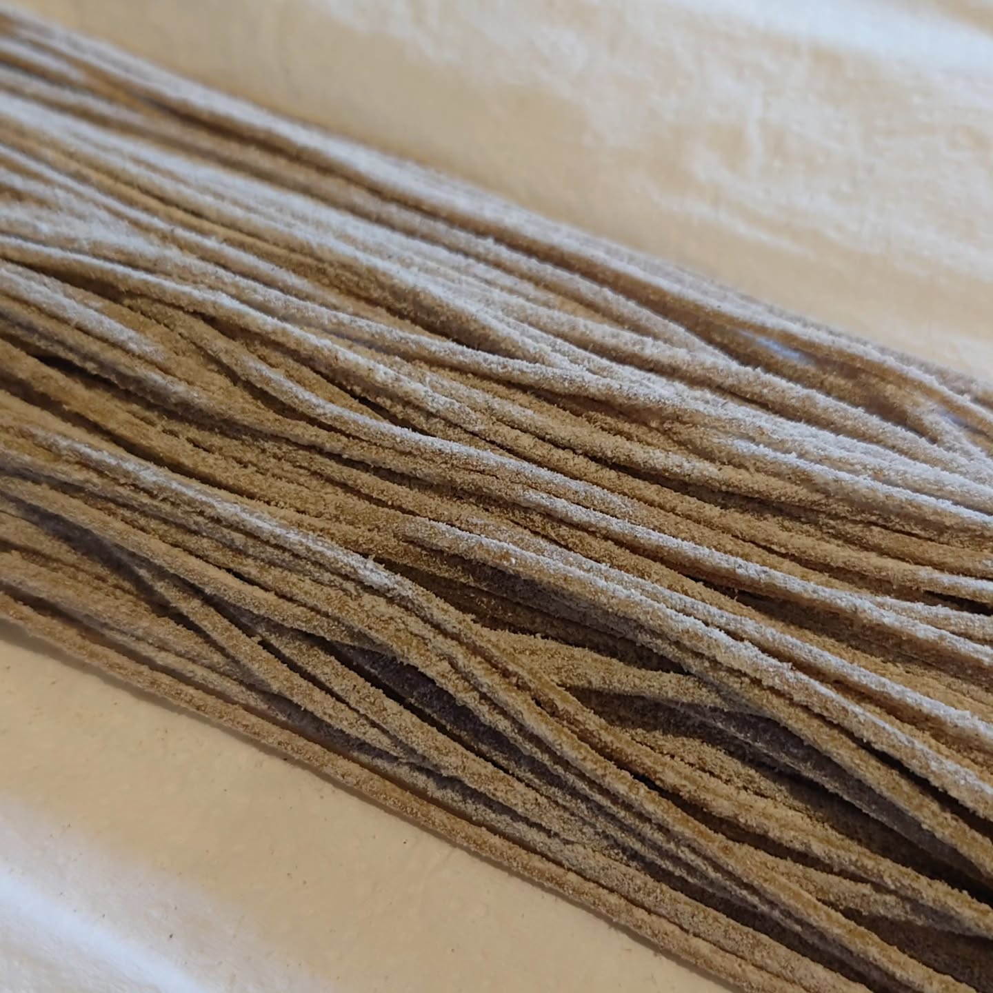 いまだに左耳がキーンな中の人、KaneHisaです

うちの最もスタンダードな麺、主に温麺で使用中「熱いぜ中細麺」が気持ち進化してみた！
同業で知人の変態蕎麦博士(最上級の褒め言葉)からご紹介いただいた蕎麦粉、
殻ごと弾いた香り強めなタイプを混ぜ込んで練り上げてみたよ
ちょっと色黒な見た目の「中細Evolve」お試しあれ〜

#KaneHisa 
#手打ち蕎麦 
#bangkok 
#โซบะ 
#玄蕎麦挽きぐるみ 

症状は改善してきたけど、まだ聞こえてないから
声かけて反応しなくても「無視してんじゃねーよ」って絡まないでね(笑)