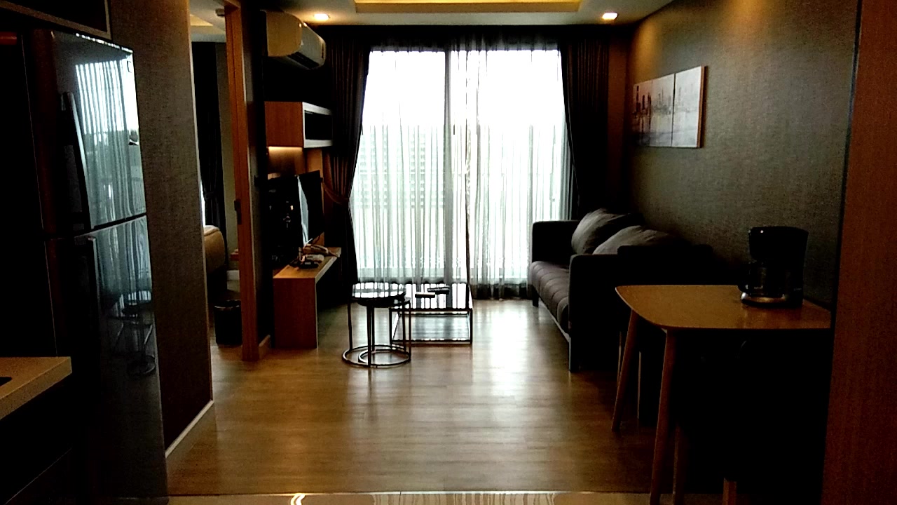 🏢【Upper Suites 25】のご紹介です✨ 5月初旬入居可能な1ベッドルームが空く予定となりました！家賃は55,000バーツで、この価格には驚きの多くのサービスが含まれています。立地はBTSアソーク駅徒歩すぐ🚶‍♂️アクセス抜群で通勤やお買い物にも大変便利です🛍️

モダンな内装のお部屋には、日本式のお風呂や電動オシュレットも完備。快適な暮らしが待っています。スクンビット25には、マックバリューやスターバックスもあり、毎日の生活に便利です☕️

さらに、屋上にはプールやジム、キッズルーム、ゴルフゲージがあり、休日も楽しく過ごせます。お近くにできるアパートも増え、ますます便利になっています✨

このチャンスをお見逃しなく、興味のある方は、ぜひお早めにご予約ください📩 

#バンコク不動産
#アソーク駅
#日本式バスルーム
#モダンな生活
#紅樹株式会社