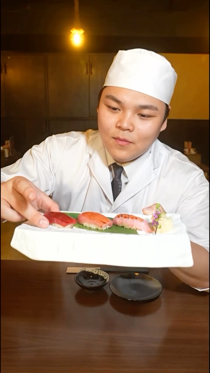 ฉันรอคุณมาที่ YUNA อยู่นะ
I’m looking forward to welcoming you to YUNA.��Three Cuts of Tuna Sushi
Otoro, Chutoro, and Akami.
Experience the different textures and richness of premium tuna in three perfect bites.

⸻

ซูชิทูน่า 3 ระดับ
โอโทโร่ ชูโทโร่ และอะคามิ
สัมผัสรสชาติและเนื้อสัมผัสที่แตกต่างของทูน่าระดับพรีเมียมใน 3 คำพอดี�
📍 Near BTS Nana
　 Sukhumvit 11/1 Alley
📞 Tel: 02-067-2602
⏰ 11:00–01:00

For reservations, please call or DM us.