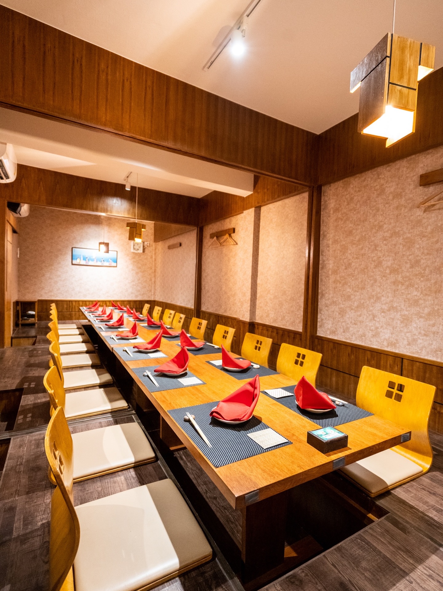 個室でゆったりと過ごす特別なひととき。
Shakarichでは、落ち着いた和モダンの個室をご用意しております。

大切な方とのお食事やご会食、歓送迎会など様々なシーンに最適です。
最大20名様までご利用いただけます。

ご予約・お問い合わせはプロフィールのLINEまたはお電話より承ります。

Enjoy a relaxing dining experience in our private rooms.
At Shakarich, we offer elegant Japanese-style private spaces.

Perfect for special dinners, business meetings, and group gatherings.
Private rooms are available for up to 20 guests.

For reservations or inquiries, please contact us via LINE on our profile or by phone.

ห้องส่วนตัวบรรยากาศสไตล์ญี่ปุ่น เหมาะสำหรับมื้อพิเศษ

ที่ Shakarich เรามีห้องส่วนตัวบรรยากาศเงียบสงบ
เหมาะสำหรับมื้ออาหารกับคนสำคัญ งานเลี้ยง หรือการสังสรรค์

รองรับได้สูงสุด 20 ท่าน

สำรองที่นั่งได้ทาง LINE ในโปรไฟล์ หรือโทรศัพท์

#Shakarich #PrivateRoom #BangkokDining #JapaneseRestaurant #Washoku BangkokFood GroupDinner FineDining BangkokRestaurant PrivateDining