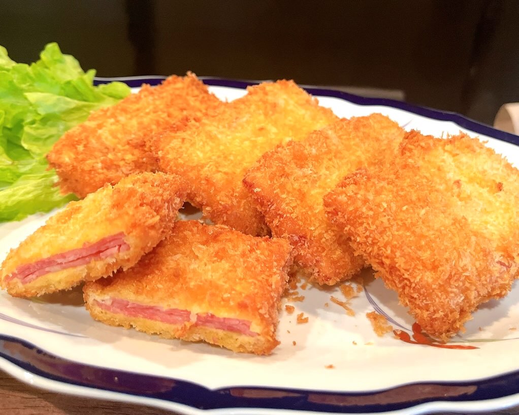 昨夜は激ひまでした…😭

お席めっちゃ空いております😅
皆様のご来店お待ちしております♪

おひとりさま大歓迎！
カウンター席大人気

おばんざい、鉄板焼きメニュー
二階テーブル席、三階個室完備
一階カウンター席でもオーダー可能です

黒兵衛では
各種ご宴会のご予約承ります♪
コース1,000バーツ〜
飲み放題 300バーツor 400バーツ

二階テーブル席
三階9名様までの小宴会用個室ございます。

よろしくお願いします♪

2月もHappy hour 開催中です
17:00〜19:30

キリンビール大瓶　120B
ウィスキーハイボール　80B

Happy hour in  February❗️
17:00〜19:30
Kirin Beer Big Bottle 120B
Whisky Hi-ball 80B

#バンコク創作料理居酒屋 #バンコク日本料理店 #バンコク小料理屋 #バンコクおひとりさま #バンコク1人飲み プラカノン バンコク日本人女性スタッフ常駐 バンコクおかみさん バンコクお好み焼き屋 バンコク鉄板焼き  バンコクおばんざい  japanesefood bangkok phrakhanong japaneserestaurant reopen happyhour obanzai bangkokokonomiyaki bangkokteppanyaki