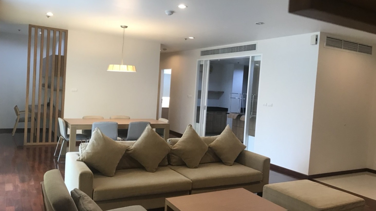 🌟バンコクのスクンビット31、注目の物件31Residenceのご紹介です！🌟3ベッドルーム、広さ186㎡のお部屋が85,000バーツでご入居可能です🌅 タイ駐在員や日本人の方にぴったりの、広々とした間取りと清潔感あふれるシンプルな内装は必見です✨

4月中旬から後半にかけての入居が可能で、BTSプロンポン駅にも近い便利な立地が魅力です🚉 アパートのシャトルサービスを利用すれば、駅までラクラクアクセスも可能🚗✨ 新しいエムソフィアデパートへも徒歩圏内なので、ショッピングも楽しめます🛍️

ご興味のある方は、ぜひお気軽にお問い合わせください📞 お部屋の内覧や詳細情報のご提供も可能です🏠✨理想の住まいがきっと見つかるはずです🌈

🌟Introducing the highly anticipated property, 31Residence, in Sukhumvit 31, Bangkok!🌟 A 3-bedroom, 186㎡ room is available for rent at 85,000 baht🌅 The spacious layout and clean, simple interior make it a must-see, perfect for expatriates in Thailand or Japanese residents✨

Move-in is possible from mid to late April, and the attractive location offers convenient access to BTS Phrom Phong station🚉 With the apartment's shuttle service, you can easily get to the station🚗✨ It's also within walking distance to the new EmSphere Department Store, so you can enjoy shopping🛍️

If you are interested, please feel free to contact us📞 We can arrange a viewing of the room or provide more detailed information🏠✨ You are sure to find your ideal home here🌈

#スクンビット
#駐在員向け
#日本人好み
#広々空間
#紅樹株式会社