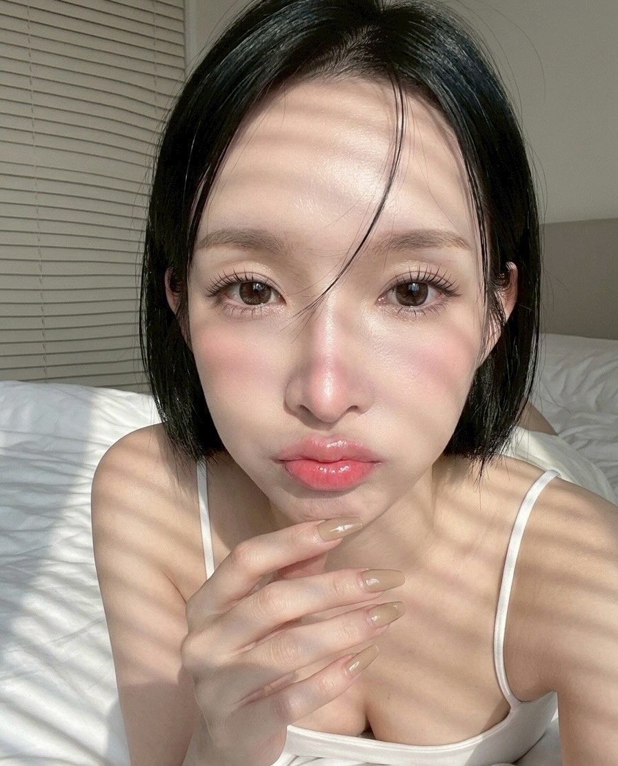 🎤✨【本日も元気にオープン中！】✨🎤

皆さま、こんにちは！今日もTWENTY FOURで、音楽🎶と共に素敵な時間を過ごしませんか？本日から「彼シャツウィーク」がスタート！

しっぽりと飲みながら、しっとりとした歌声を響かせるのも良し🎶。みんなでワイワイと盛り上がりながら、大合唱も大歓迎です！仲間と一緒に来ても、もちろんお一人様でも、大切な思い出を作りましょう。

ドリンク🍷もたくさんご用意しておりますので、自分のお気に入りの曲と共に、ステキなひとときをお楽しみください。この機会にぜひ、お立ち寄りくださいね🌟。

お待ちしております！😊

🎤✨【Open with energy today as well!】✨🎤

Hello everyone! Why not spend a wonderful time today at TWENTY FOUR with music🎶? "Boyfriend Shirt Week" starts today!

It's great to enjoy a drink quietly while letting your beautiful singing voice resonate🎶. Of course, we also welcome big sing-alongs where everyone gets lively together! Whether you come with friends or by yourself, let's create some precious memories.

We have plenty of drinks🍷 prepared, so please enjoy a wonderful moment with your favorite songs. Please take this opportunity to stop by🌟.

We look forward to seeing you! 😊

🎤✨【今天也元气满满营业中！】✨🎤

大家好！今天也一起来TWENTY FOUR，在音乐🎶的陪伴下度过美好时光吧？从今天开始，“男朋友衬衫周”正式启动！

一边小酌一边聆听温柔歌声也很不错🎶。大家一起热闹合唱也非常欢迎！无论是和朋友一起来，还是一个人来，都让我们一起创造宝贵的回忆吧。

我们准备了各种饮品🍷，可以配着自己喜欢的歌曲，尽情享受美好时光。欢迎大家趁此机会前来光临🌟。

我们等着您哦！😊

#バンコク
#トンロー
#ダーツ
#バンコク遊び
#卡拉OK