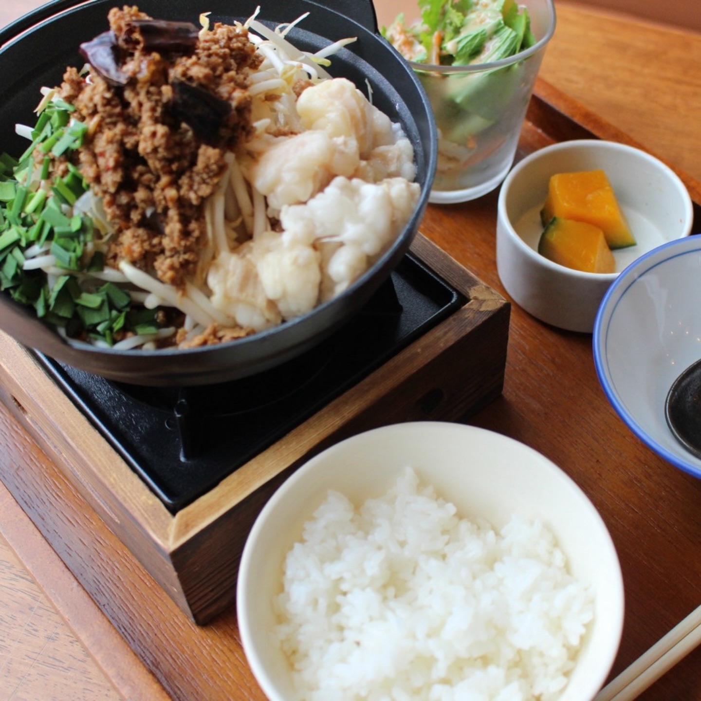 もつ鍋定食 / Motsunabe Teishoku / ชุดนาเบะเครื่องในวัว】🍱🍜

（日本語）
バンコク・トンローのRamen Cafe IRODORI（いろどり）です。
本日のメニューは、鉄鍋で熱々を提供する「もつ鍋定食」です。
スープは看板メニューの「熟成醤油そば」と共通の、化学調味料不使用（No MSG）の熟成スープを使用。 牛もつ、ニラ、もやし等の素材の旨味を最大限に引き出しています。
手作り惣菜の小鉢とサラダをセットにし、主食は「白ご飯」または「雑穀米」から選択可能です。全席コンセントと無料Wi-Fiを完備した広めのテーブル席で、お食事や作業を兼ねたランチにもぜひご利用ください。

（Thai）
ชุดนาเบะเครื่องในวัว (Motsunabe Teishoku) เสิร์ฟในหม้อเหล็กพร้อมเครื่องในวัวและผักสด
น้ำซุปใช้สูตรเดียวกับ "ราเมนโชยุบ่ม" ซึ่งไม่ใส่ผงชูรส 100% (No MSG) เน้นดึงรสชาติความหวานจากวัตถุดิบธรรมชาติออกมาอย่างเต็มที่
ในเซตมาพร้อมเครื่องเคียงทำมือและสลัด สามารถเลือกเปลี่ยนเป็นข้าวธัญพืชได้ ร้านมีปลั๊กไฟและ Free Wi-Fi ทุกที่นั่ง เปิดยาวตลอดวัน 11:30 - 21:00 น.

（English）
Try our "Motsunabe Teishoku" at Ramen Cafe IRODORI.
The soup is the same MSG-free aged soup used in our signature "Jukusei Shoyu Soba," highlighting the natural flavors of beef offal and vegetables.
The set includes handmade side dishes and a salad, with an option for multigrain rice. Enjoy your meal at our spacious tables, all equipped with power outlets and free Wi-Fi.

📍 Shop Info / ข้อมูลร้าน
• Location: Sukhumvit 53 Alley, Ashley Hotel 2nd Floor (Near Nihonmura)
• Hours: 11:30 - 21:00 (Open Daily / No Break)
• Facilities: Outlets at every seat, Free Wi-Fi, No MSG Soup
#RamenCafeIRODORI #Motsunabe #ThonglorLunch #NoMSG #BangkokTeishoku