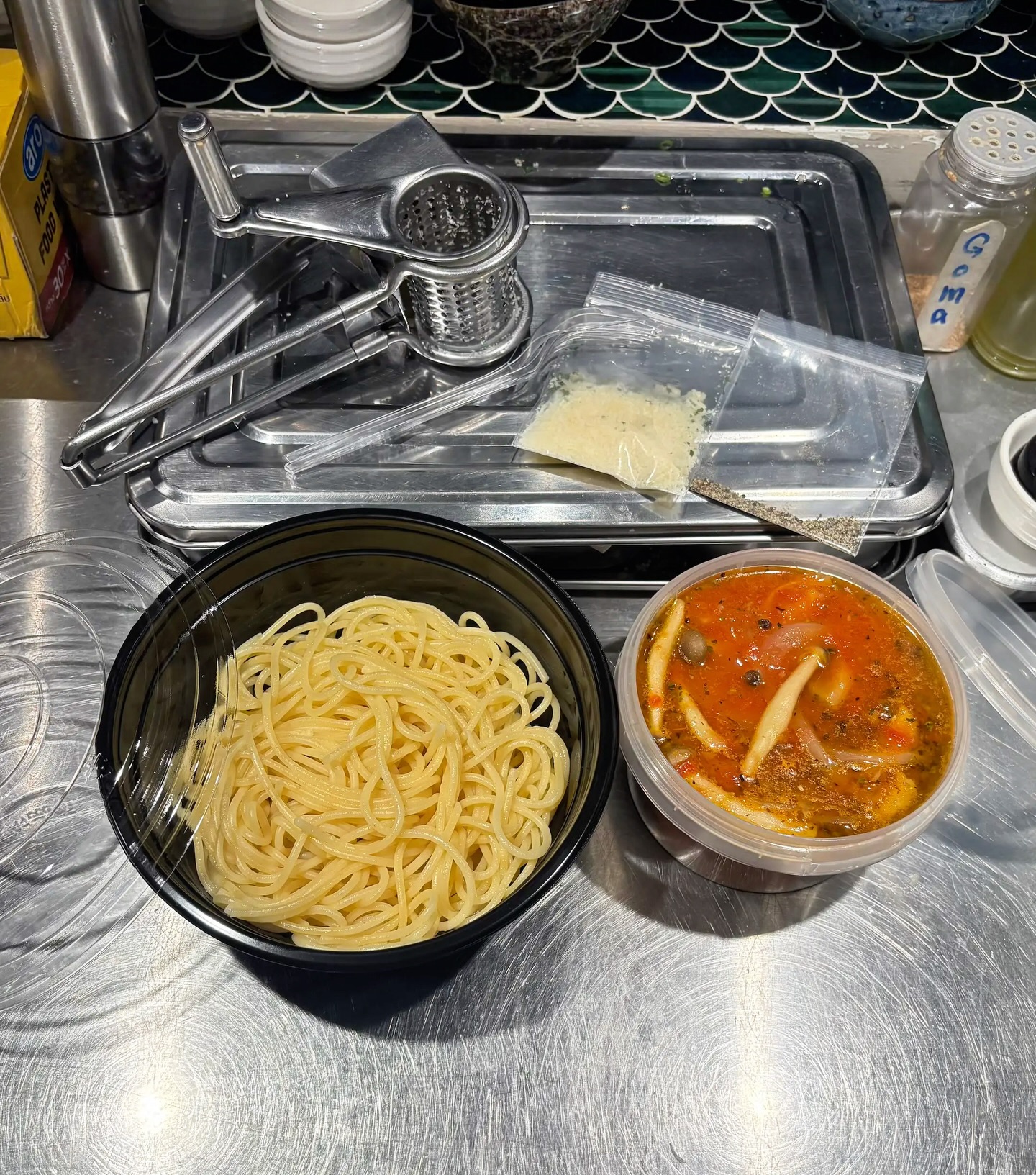 GRAB DELIVERY 
🛵
お待たせしました(？)
何度も申請して時間かかりましたが
とうとう“Grabデリバリー”登録完了✅

これでLINEMAN & Grabどちらからでも
お家でルンバ飯が食べれます🍚

昨日の20時くらいから始めたのですが
早速オーダーあった時は嬉しかったですね！！
特に僕の好物”ブロッコリーフリット🥦“も入ってて
あーーーやっぱ分かってもらえてると実感😁
皆さんもスープパスタだけじゃなくて色々お試しを！！

では本日もランチからピリッとよろしくです
席のご予約もお気軽に📲お願いします🙇‍♂️🙇

#トンロールンバ #トンロー #スープパスタ #🇹🇭

※プロフィールのLINKからGrabやLINEMANアクセス👌
毎週お店で使えるクーポンもLINE登録でぜひ‼️