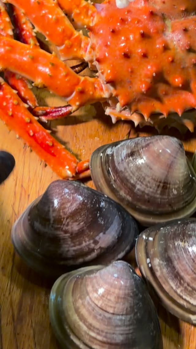 千葉県産 大蛤 浜焼き

身が大きく、濃厚な旨み。
香ばしく焼き上げた浜焼きで、蛤本来の味わいをシンプルにお楽しみください。

ご予約・お問い合わせはプロフィールのLINEまたはお電話より承ります。

Hamaguri Clam from Chiba, Japan

Large and rich in natural umami.
Enjoy the pure flavor of premium Japanese clam, simply grilled over the flame.

For reservations or inquiries, please contact us via LINE on our profile or by phone.

หอยฮามะกุริจากจังหวัดชิบะ ประเทศญี่ปุ่น

ตัวใหญ่ รสหวานธรรมชาติ และอูมามิเข้มข้น
ย่างแบบฮามะยากิ หอมอร่อย

สำรองที่นั่งได้ทาง LINE ในโปรไฟล์ หรือโทรศัพท์

#Shakarich #Hamaguri #Hamayaki #JapaneseSeafood #BangkokDining JapaneseCuisine Washoku BangkokFood SeafoodLover JapaneseRestaurant