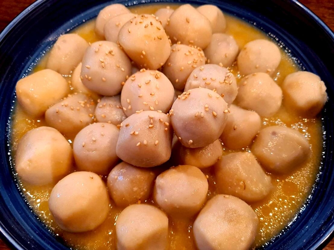 本日、カウンター席はまだまだ
お席めっちゃ空いております😅
皆様のご来店お待ちしております♪

おひとりさま大歓迎！
カウンター席大人気

おばんざい、鉄板焼きメニュー
二階テーブル席、三階個室完備
一階カウンター席でもオーダー可能です

黒兵衛では
各種ご宴会のご予約承ります♪
コース1,000バーツ〜
飲み放題 300バーツor 400バーツ

二階テーブル席
三階9名様までの小宴会用個室ございます。

よろしくお願いします♪

2月もHappy hour 開催中です
17:00〜19:30

キリンビール大瓶　120B
ウィスキーハイボール　80B

Happy hour in  February❗️
17:00〜19:30
Kirin Beer Big Bottle 120B
Whisky Hi-ball 80B

#バンコク創作料理居酒屋 #バンコク日本料理店 #バンコク小料理屋 #バンコクおひとりさま #バンコク1人飲み プラカノン バンコク日本人女性スタッフ常駐 バンコクおかみさん バンコクお好み焼き屋 バンコク鉄板焼き  バンコクおばんざい  japanesefood bangkok phrakhanong japaneserestaurant reopen happyhour obanzai bangkokokonomiyaki bangkokteppanyaki