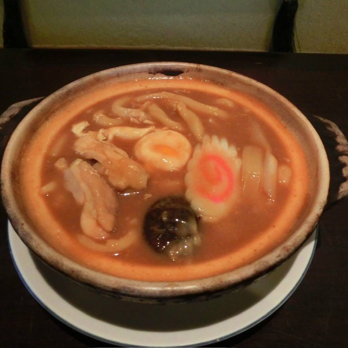 ぐつぐつ煮立つ土鍋から立ちのぼる香り…濃厚な味噌と卵のまろやかさが絶妙なハーモニー。心まで満たされる名物うどんです。 #NagoyaStyle #ComfortFood＃日本の味