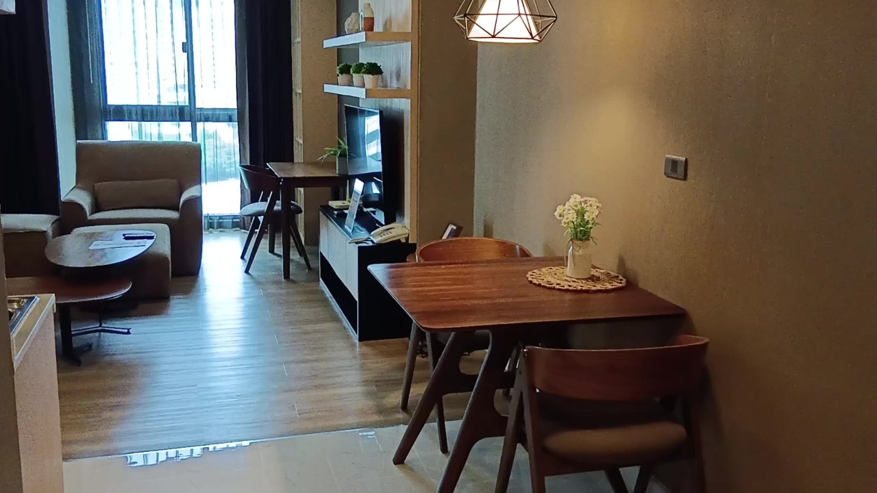 🌟高級ライフの夢を実現しませんか？🌟BTSプロンポン駅にほど近い人気物件、Upper Suites 39に空き予定です！1ベッドルーム72㎡のお部屋が、月額80,000バーツで、5月1日からご入居いただけます。最上階に位置しており、素晴らしい眺望が毎日楽しめます🏙️✨

この物件には、メイドサービス、インターネット、日本のテレビ（約60局視聴可能）、光熱費が含まれており、非常にお得です🎉室内は広々としており、ご夫婦や小さなお子様のいるご家庭にも最適です👨‍👩‍👧‍👦お風呂は日本式の洗い場付きで、電動オシュレット完備が嬉しいポイント🛁

共用施設も充実！プールや子供の遊び場、キッズルーム、ジム、サウナ、ジャグジー、ゴルフゲージを存分に楽しめます🏊‍♂️🚴‍♀️🏌️‍♀️また、BTSプロンポン駅まで徒歩圏内で、さらにアパートの車のサービスも充実🚗快適な都市生活を体験してみませんか？♬

#バンコク生活
#BTSプロンポン
#込々物件
#洗濯アイロン掛け付き
#紅樹株式会社