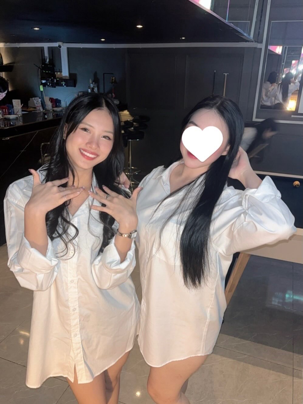 🎤✨ みなさん、トンローソイ6のTWENTY FOURへようこそ！今夜は音楽と笑顔があふれる最高の夜をお約束します🥳💕。私たちのカラオケバーでは、最新の曲から懐かしのヒットソングまで、思う存分に歌って楽しめます🎵🎶。お友達や同僚と楽しい時間を過ごしませんか？

さらに、ダーツやビリヤードもお楽しみいただけます🎯🎱。個室もご用意しておりますので、プライベートなパーティーにも最適です💃🕺。可愛い女の子たちが20名以上出勤していますので、一緒に楽しい夜を過ごしましょう🌟👯‍♀️。

おいしいドリンクと特別なサービスで、忘れられない夜をお過ごしください🍹✨。皆様のご来店を心よりお待ちしております😍。

🎤✨ Everyone, welcome to TWENTY FOUR on Thonglor Soi 6! We promise you the best night tonight, filled with music and smiles 🥳💕. At our karaoke bar, you can sing and enjoy everything from the latest songs to nostalgic hit tunes to your heart’s content 🎵🎶. Why not spend a fun time with friends or colleagues?

Furthermore, you can also enjoy darts and billiards 🎯🎱. Private rooms are available, making it perfect for private parties as well 💃🕺. With more than 20 cute girls working, let’s spend a fun night together 🌟👯‍♀️.

Enjoy an unforgettable night with delicious drinks and special services 🍹✨. We are sincerely looking forward to your visit 😍.

🎤✨ 大家好，欢迎来到通罗Soi6的TWENTY FOUR！今晚我们保证给您带来充满音乐和笑容的最棒夜晚🥳💕。在我们的卡拉OK酒吧，无论是最新的歌曲还是怀旧的热门歌曲，都可以尽情演唱和享受乐趣🎵🎶。要不要和朋友、同事们一起度过愉快的时光？

此外，还能畅玩飞镖和台球🎯🎱。我们还准备了包间，非常适合私人派对💃🕺。有20多位可爱的女生在店里，一起度过美妙的夜晚吧🌟👯‍♀️。

请尽情享用美味的饮品和特别的服务，度过一个难忘的夜晚🍹✨。我们衷心期待您的光临😍。

🎤✨ ยินดีต้อนรับทุกท่านสู่ TWENTY FOUR ที่ทองหล่อซอย 6! คืนนี้เราสัญญาว่าจะเป็นค่ำคืนที่เต็มไปด้วยเสียงดนตรีและรอยยิ้มที่ดีที่สุด🥳💕 ที่บาร์คาราโอเกะของเรา คุณสามารถร้องเพลงและสนุกกับเพลงล่าสุดไปจนถึงเพลงฮิตสุดคลาสสิกได้อย่างเต็มที่🎵🎶 มาสนุกกับเพื่อนๆ หรือเพื่อนร่วมงานกันไหม?

นอกจากนี้ คุณยังสามารถเพลิดเพลินกับปาเป้าและบิลเลียดได้อีกด้วย🎯🎱 เรามีห้องส่วนตัวให้บริการ เหมาะสำหรับปาร์ตี้แบบส่วนตัวเป็นอย่างยิ่ง💃🕺 มีสาวน่ารักมากกว่า 20 คนมาทำงาน มาสนุกกับค่ำคืนพิเศษของเราด้วยกันเถอะ🌟👯‍♀️

ขอให้คุณได้สัมผัสกับค่ำคืนที่ลืมไม่ลง ด้วยเครื่องดื่มแสนอร่อยและบริการสุดพิเศษ🍹✨ ทุกคนที่ร้านรอคอยการมาเยือนของคุณด้วยใจ😍

#カラオケバー
#トンローライフ
#音楽が好き
#ビリヤード
#楽しい夜