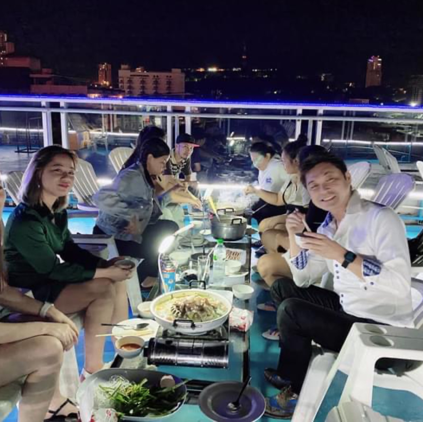Looking for a place to have a nice dinner tonight? Come join us for some delicious Mu Kratha on our beautiful rooftop! We use fresh ingredients so our dishes are absolutely delicious! Our bar is located right across from Fahrenheit. Easy to find! See you tonight at Woodball Pattaya!