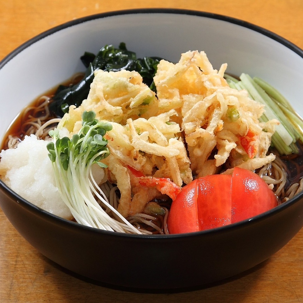 🍜 โซบะน้ำซุปเข้มข้น เสิร์ฟพร้อมเทมปุระผัก สาหร่าย มะเขือเทศเชอร์รี่ และต้นอ่อน สดชื่นและอร่อยในชามเดียว #อาหารญี่ปุ่น #โซบะ