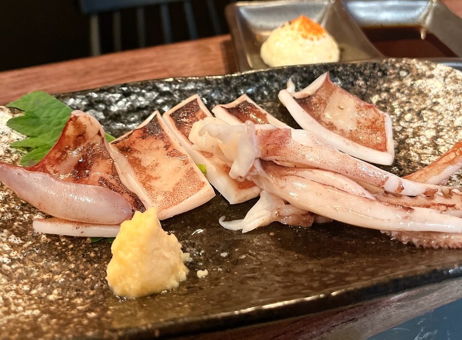 本日も宜しくお願いします🙇
皆様のご来店お待ちしております♪

おひとりさま大歓迎！
カウンター席大人気

おばんざい、鉄板焼きメニュー
二階テーブル席、三階個室完備
一階カウンター席でもオーダー可能です

黒兵衛では
各種ご宴会のご予約承ります♪
コース1,000バーツ〜
飲み放題 300バーツor 400バーツ

二階テーブル席
三階9名様までの小宴会用個室ございます。

よろしくお願いします♪

2月もHappy hour 開催中です
17:00〜19:30

キリンビール大瓶　120B
ウィスキーハイボール　80B

Happy hour in  February❗️
17:00〜19:30
Kirin Beer Big Bottle 120B
Whisky Hi-ball 80B

#バンコク創作料理居酒屋 #バンコク日本料理店 #バンコク小料理屋 #バンコクおひとりさま #バンコク1人飲み プラカノン バンコク日本人女性スタッフ常駐 バンコクおかみさん バンコクお好み焼き屋 バンコク鉄板焼き  バンコクおばんざい  japanesefood bangkok phrakhanong japaneserestaurant reopen happyhour obanzai bangkokokonomiyaki bangkokteppanyaki