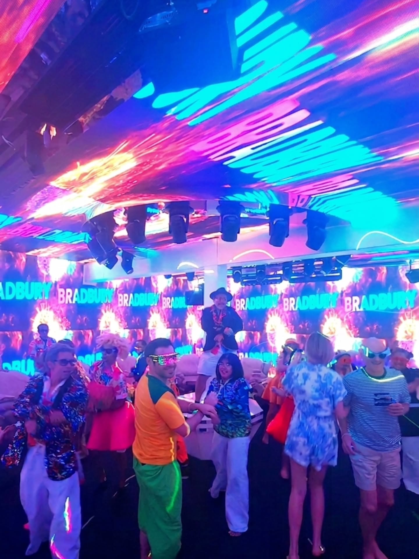 You won't be able to stay in your seat! ✨🕺🕺
​At Bradbury, the music and energy are so contagious that you'll be dancing before you know it. From the rhythmic beats to the immersive show, every moment is an invitation to join the fun! 🌌🔥💃
​Are you ready to move with us?
​
#BradburyMassage #BangkokNightlife #DanceParty #Showtime #instaworthy