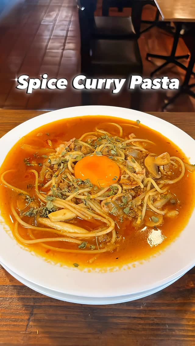 🍲✖️🍛
ということで完全に得意分野なだけに
今までやっていませんでしたが…

#スープパスタ ✖︎ #スパイスカレー

試作してみました🥴

そりゃ美味いです。
たっぷりキーマカレーが良いですね！
とろみあるスープに卵黄🥚も加わって
麺に絡んでサイコーですな♪( ´θ｀)ノ

〆のちょいチーズライス追加して
マナオ絞って完食スタイル🔥

次のオススメでやる予定なので
ピリッとお楽しみに‼️

#SoupPasta #SpiceCurry #ThonglorSoi13 🇹🇭