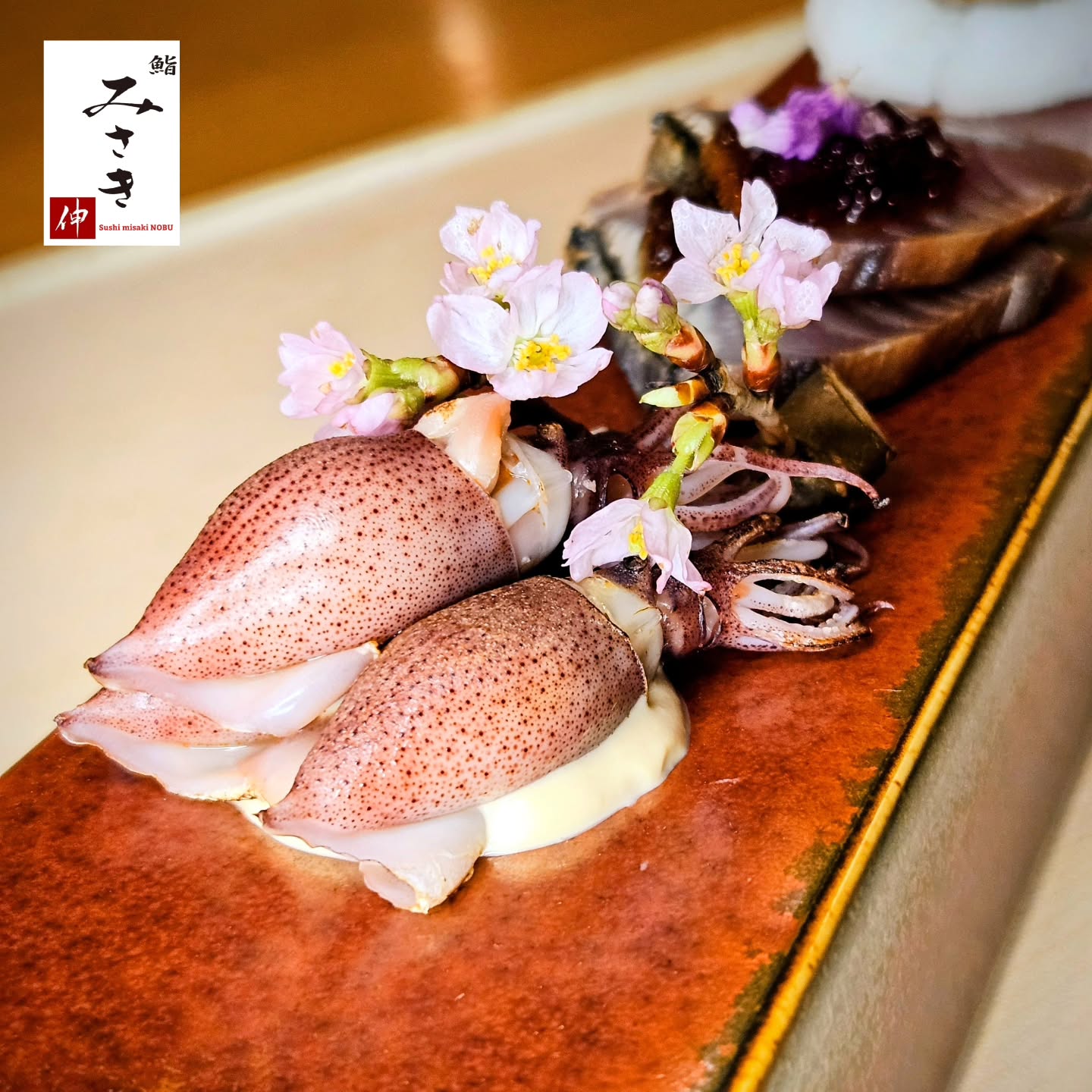 【We will be open throughout the Songkran holidays】
▷▶︎▷LINE→@sushimisakinobu▶▷

3月も後半にさしかかり
いよいよ春の季節ですね!!

春ならではの食材や彩りで
皆様をお待ちしております!!

定番のホタルイカや鰆……
これからは春子鯛も入荷予定!!

味だけでなく五感で春を感じていただければ
と思っております!!

なお
貸切やケータリング、
月曜日の営業にもご対応させていただきますので
お気軽にご連絡くださいませ！

Location: 
50 GMM Grammy PLACE, Sukhumvit 21 Rd. (Asoke), Khlongtoeinuea,Wattana, Bangkok 10110, Thailand

Sushi Misaki Nobu (GMM grammy place BF1)
chef 【NOBU】

Reservation: 
Sushi Misaki Nobu/062-495-2386

Dine-in time: 
12:00-lunch time open
17:00-dinner time open
※anytime customer choose reservation time
close 22:00
close every Monday

menu:
1.standard course 4000THB
2.special course 6000THB
3.Premium course 8000THB

#sushimisaki
#sushimisakinobu
#鮨みさき
#鮨みさき伸
#バンコク
おまかせ
Bangkok
omakase
sushi
鮨
寿司
タイ
Thailand
デート
接待