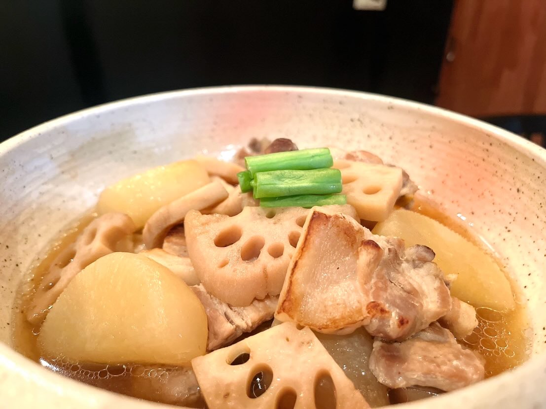 昨夜の営業は惨敗でした😭

本日も目一杯お席は空いております😅
皆様のご来店お待ちしております♪

おひとりさま大歓迎！
カウンター席大人気

おばんざい、鉄板焼きメニュー
二階テーブル席、三階個室完備
一階カウンター席でもオーダー可能です

黒兵衛では
各種ご宴会のご予約承ります♪
コース1,000バーツ〜
飲み放題 300バーツor 400バーツ

二階テーブル席
三階9名様までの小宴会用個室ございます。

よろしくお願いします♪

3月もHappy hour 開催中です
17:00〜19:30

キリンビール大瓶　120B
ウィスキーハイボール　80B

Happy hour in  March❗️
17:00〜19:30
Kirin Beer Big Bottle 120B
Whisky Hi-ball 80B

#バンコク創作料理居酒屋 #バンコク日本料理店 #バンコク小料理屋 #バンコクおひとりさま #バンコク1人飲み プラカノン バンコク日本人女性スタッフ常駐 バンコクおかみさん バンコクお好み焼き屋 バンコク鉄板焼き  バンコクおばんざい  japanesefood bangkok phrakhanong japaneserestaurant reopen happyhour obanzai bangkokokonomiyaki bangkokteppanyakiす