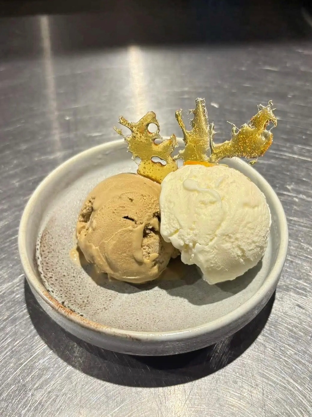 🍨
Hokkaido Mascarpone Ice Cream Made with Hokkaido mascarpone cheese and Kyoto Hojicha Ice Cream🍨

これ、何のアイスかわかりますか👀

北海道マスカルポーネ ❌ 京都ほうじ茶

この組み合わせ、いけます

マスカルポーネは濃厚なのに軽い。 
ほうじ茶は香ばしくて甘すぎない。
一口食べたら 
「あ、これ好きなやつだ」ってなる…はず！！

#トンロールンバ 
#バンコクグルメ 
#デザート好き 
#ほうじ茶スイーツ 
#大人スイーツ