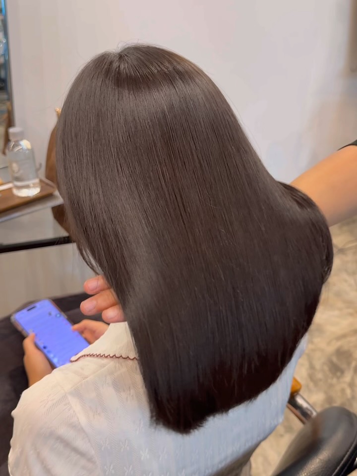 งานแก้สีผมจากการทำเอง ✨
จากสีด่าง ไม่สม่ำเสมอ → ปรับให้เรียบเนียน ดูละมุนขึ้น 
สีสวยขึ้น สุขภาพผมก็ต้องดีด้วยนะคะ 🤎

ADOR ทองหล่อ เราเลือกใช้สีผมของ @milbonthailand 
ช่วยให้สีออกมาสวย สม่ำเสมอ ดูเป็นธรรมชาติ พร้อมดูแลเส้นผมให้ยังนุ่ม เงางาม ✨

💬ใครมีปัญหาสีผมด่าง สีเพี้ยน มาปรึกษาได้เลยนะคะ

🅑🅞🅞🅚🅘🅝🅖 จองคิว.!!
ติดต่อสอบถามโปรโมชั่นได้ที่
---------------------------------------

Hair Atelier ADOR - แฮร์ อเทลเลอร์ อดอร์ 
🧡  𝐓𝐄𝐋: 02-108-9977, 084-044-8900
💚 𝐋𝐈𝐍𝐄 𝐎𝐀: @hairatelierador
📍ทองหล่อ Noble Ora Condo ชั้น 1 
การเดินทาง: 🚝BTS ทองหล่อ/ 🚙 มีที่จอดรถสะดวก
---------------------------------------

#HairAtelierADOR #HairColor
#ร้านทำผมทองหล่อ
#ร้านทำผมสไตล์ญี่ปุ่น
#バンコク美容室