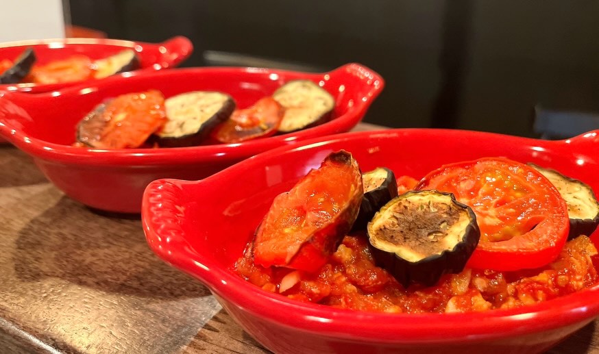 新しい週が始まりました😄
先週はゆ〜くりとした週でした…😅
今週もよろしくお願いします
皆様のご来店お待ちしております♪

おひとりさま大歓迎！
カウンター席大人気

おばんざい、鉄板焼きメニュー
二階テーブル席、三階個室完備
一階カウンター席でもオーダー可能です

黒兵衛では
各種ご宴会のご予約承ります♪
コース1,000バーツ〜
飲み放題 300バーツor 400バーツ

二階テーブル席
三階9名様までの小宴会用個室ございます。

よろしくお願いします♪

3月もHappy hour 開催中です
17:00〜19:30

キリンビール大瓶　120B
ウィスキーハイボール　80B

Happy hour in  March❗️
17:00〜19:30
Kirin Beer Big Bottle 120B
Whisky Hi-ball 80B

#バンコク創作料理居酒屋 #バンコク日本料理店 #バンコク小料理屋 #バンコクおひとりさま #バンコク1人飲み プラカノン バンコク日本人女性スタッフ常駐 バンコクおかみさん バンコクお好み焼き屋 バンコク鉄板焼き  バンコクおばんざい  japanesefood bangkok phrakhanong japaneserestaurant reopen happyhour obanzai bangkokokonomiyaki bangkokteppanyaki