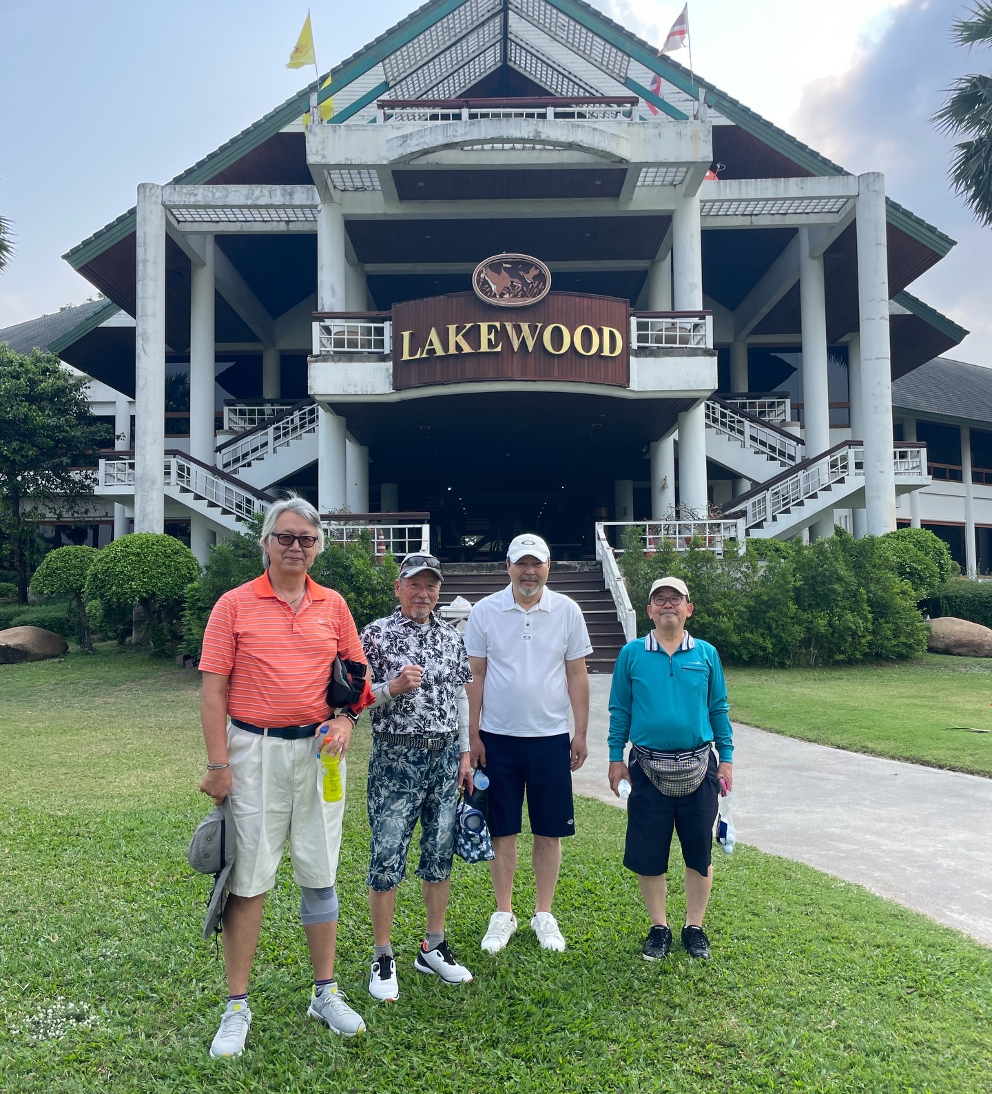 .
.
⛳️🌴タイで贅沢ゴルフ🌴⛳️
.
今回ご案内したのは
.
📍レイクウッドカントリークラブ
.
青空の下、広大なフェアウェイで
最高のラウンドを楽しんでいただきました🏌️‍♂️✨
.
4名様でのご利用で、終始にぎやかに😊
ナイスショットの連発に、笑いあり・真剣勝負ありの
最高のゴルフDAYでした🔥
.
タイならではの開放感と
美しく整備されたコースはやっぱり格別🌿
.
ご利用ありがとうございました！
またのご案内を楽しみにしております🙇‍♂️✨
.
#タイ旅行
#バンコク
#thai
#bangkok
#タイゴルフ
