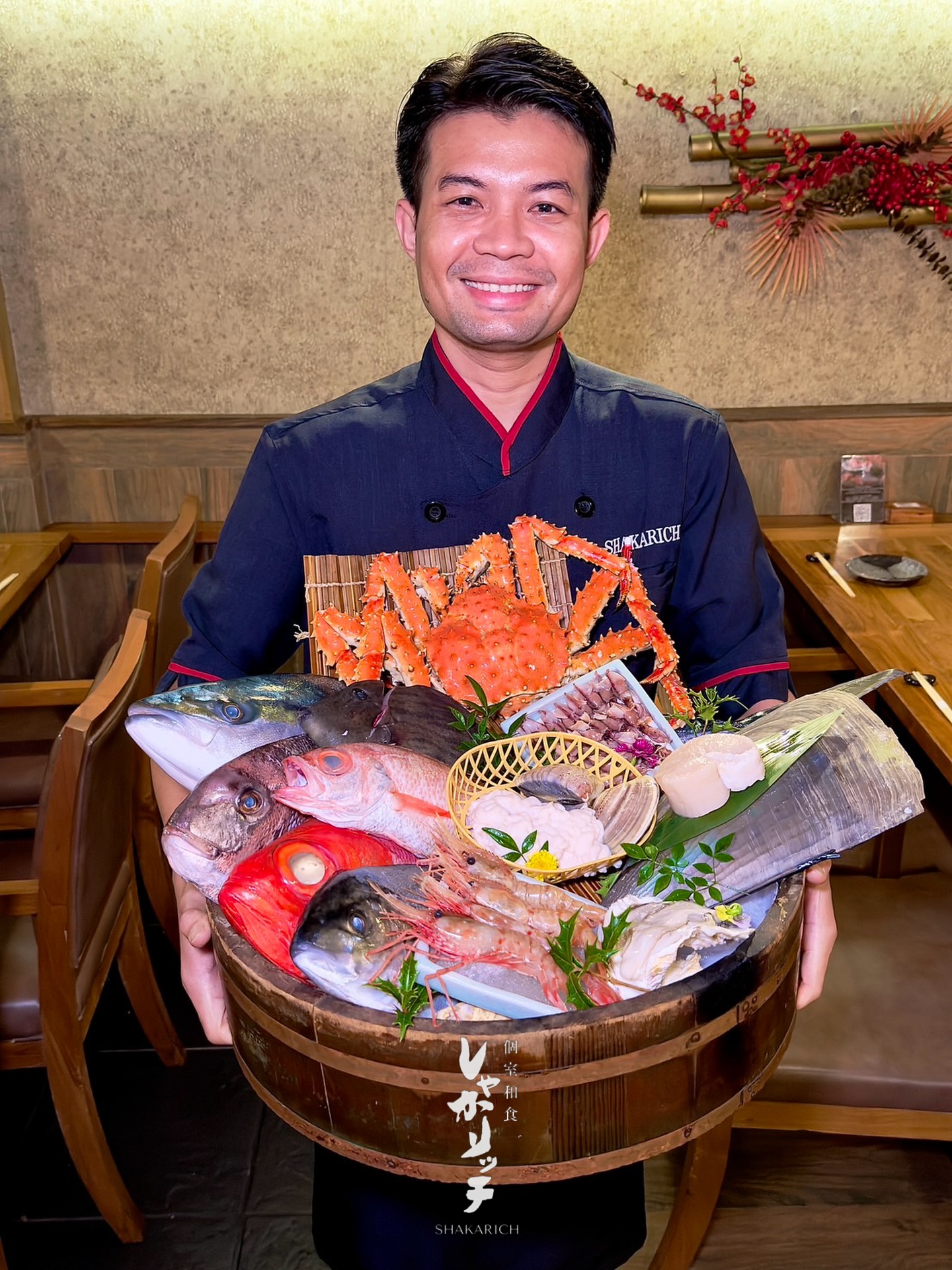 Spring Recommendations

Fresh seasonal seafood delivered directly from Japan twice a week.
Enjoy a variety of dishes featuring carefully selected ingredients, including sashimi and sushi prepared to highlight their natural flavor.

Our spring specials also feature seasonal delicacies such as firefly squid and pen shell clam, bringing the taste of spring to your table.

For reservations or inquiries, please contact us via LINE on our profile or by phone.

春のおすすめ

週2回、日本から直送される旬の厳選鮮魚。
刺身や寿司をはじめ、素材の魅力を引き出した多彩なお料理をご用意しております。

春のおすすめでは、蛍烏賊・平貝など、旬の食材を使用した季節料理もお楽しみいただけます。

ご予約・お問い合わせはプロフィールのLINEまたはお電話より承ります。

เมนูแนะนำฤดูใบไม้ผลิ

ปลาสดตามฤดูกาลคัดสรรพิเศษ ส่งตรงจากญี่ปุ่นสัปดาห์ละ 2 ครั้ง
พร้อมเสิร์ฟทั้งซาชิมิ ซูชิ และเมนูอาหารญี่ปุ่นหลากหลายที่เน้นรสชาติของวัตถุดิบอย่างแท้จริง

เมนูฤดูใบไม้ผลิยังมีวัตถุดิบตามฤดูกาล เช่น หอยเชลล์ญี่ปุ่น (Tairagai) และปลาหมึกโฮตารุอิกะ ให้คุณได้ลิ้มรสความอร่อยของฤดูใบไม้ผลิ

สำรองที่นั่งหรือสอบถามข้อมูลได้ทาง LINE ในโปรไฟล์ หรือโทรศัพท์

#Shakarich #JapaneseRestaurant #BangkokDining #SeasonalMenu #SpringSpecial JapaneseCuisine Sashimi Sushi BangkokFood Washoku