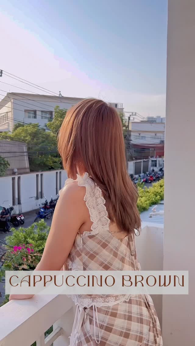 Cappuccino Brownie
สีน้ำตาลนมละมุน ให้ลุคอบอุ่น นุ่มนวล ดูแพง

CAPPUCCINO LINE
ไม่ว่าจะเป็นสไตล์ไหน
ก็เข้ากันได้อย่างลงตัว
เผยความเป็นตัวคุณอย่างเป็นธรรมชาติ
พร้อมเริ่มต้นลุคใหม่ที่ดูสดใส

สูตร “Milky Blend”
เพื่อสีผมโทนอุ่นที่นุ่มละมุนและเงางาม

ออกแบบมาให้เข้ากับสีโทนขาว (White Color)
ช่วยผสมผสานโทนอุ่นและโทนเย็นได้อย่างสมดุล
แม้เส้นผมที่ผ่านการทำเคมีหลากหลาย
ก็ยังดูนุ่มลื่น เงางาม และเป็นธรรมชาติ

✔ สีติดสวย แต่ไม่ทำให้ผมดูหมองคล้ำ
✔ ลดการสะสมของสีที่ทำให้ผมแข็งกระด้าง
✔ ให้ผมดูเรียบเนียน สุขภาพดีอย่างเป็นธรรมชาติ

เปลี่ยนลุคของคุณให้ดูนุ่มละมุน
พร้อมประกายเงางามอย่างเป็นธรรมชาติในทุกมุมมอง 💫

🚘 ฟรีที่จอดรถ
👇🏻
Booking : 📕
Line oa @cyanbkk
Tel. 020092616
  0622922841
Open hours :⏰
Everyday 9.30-18.30 น.

#japanesesalon #japanesehair #tokyohair
#japanesehaircolor #ashhair beigehair
haircolor bangkoksalon ร้านทำผมสไตล์ญี่ปุ่น
hairtransformation ร้านทำผมทองหล่อ

バンコク美容室  トンロー美容室  日本人美容師 日本式ヘアサロン 透明感カラー
アッシュカラー ベージュカラー 外国人風カラー ThonglorSalon bangkokjapanesesalon