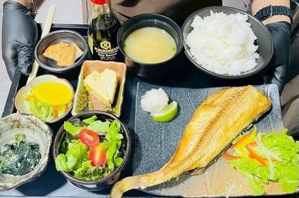 📌 ชุดเบนโตะ TEISHOKU 🐟 
🍱 Hokke Teiesyoku
🍱 Shio Saba Teiesyoku
🍱 Salmon Teiesyoku
🍱 Karaage Teiesyoku ✨️
🍱 Aji Fry Teiesyoku ✨️

พร้อมโปรโมชั่นเครื่องดื่มลด 50% ไม่รวม Softdrinks 🤩
.
☕️ ร้าน ฮากาตะ คอฟฟี่ เปิดให้บริการเวลา 08:00น. - 16:00น.
(เครื่องดื่มลด 50% ไม่รวม Softdrinks)
🥘 ร้าน ฮากาตะ ไอรอนแมน เปิดให้บริการเวลา 16:00น. - 22:00น
(ปิดรับออร์เดอร์ 21:30น.)
ติดต่อสอบถาม ☎️ 020370809
.
📲 สามารถสั่งอาหารเดริเวอร์รี่ ส่งถึงหน้าประตู ดูเมนูออนไลน์ได้ที่ 
Grab: https://bit.ly/303QHYr
Wongnai Lineman :  https://lin.ee/ieqzISN
Foodpanda : https://bit.ly/3bS2tYB 
.
#hakatacoffeebkk #coffee  #cafe #food #japanfood lunch  hakataironman hakataironmanthonglor  เทปันยากิ สไตล์ญี่ปุ่น สตามิน่าเทปปัง สตามิน่า stamina สุขุมวิท35 สุขุมวิท อาหารญี่ปุ่น กะทะร้อน stamina staminatemppan ชุดเบนโตะ teishoku สไตล์ญี่ปุ่น