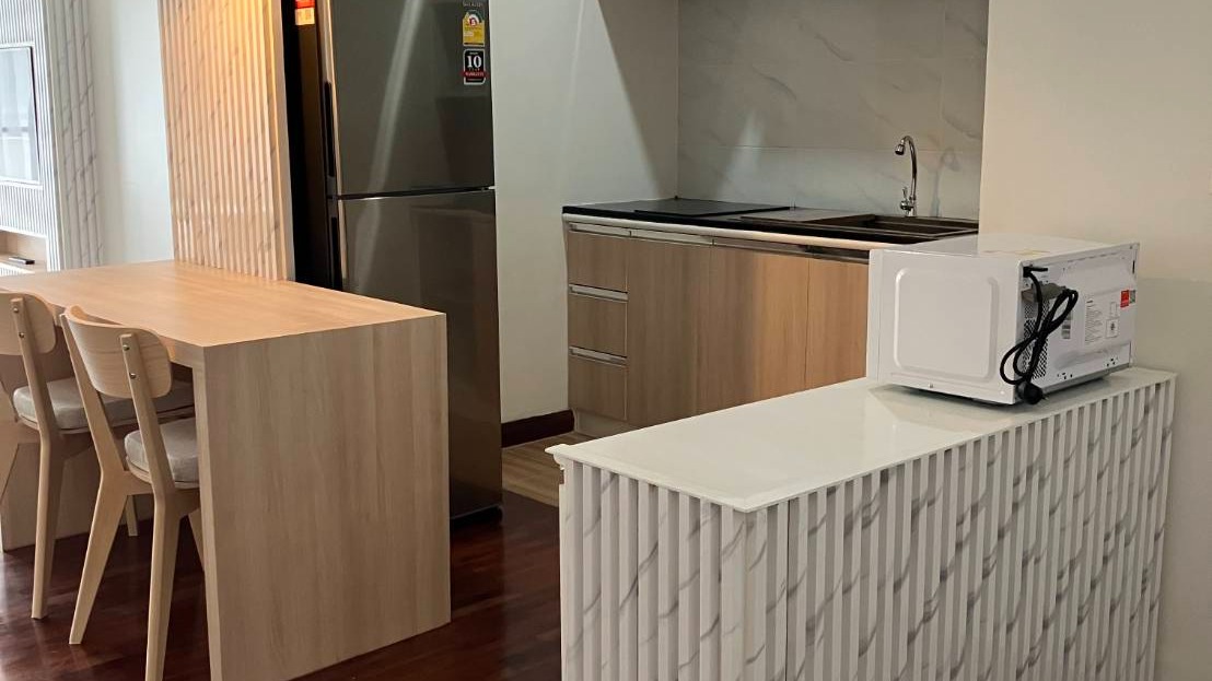 こんにちは！今日はとっておきの物件をご紹介します🇹🇭 Citi Resort 49のお部屋に空きが出ました！✨ なんと70㎡の広々とした1ベッドルームが月々たったの33,000バーツです🏢💰 こちらは個人オーナーによって購入されたユニットで、サービスアパートとは少し異なりますが、その分リーズナブルな価格でご提供しています😊

内装はとても綺麗で快適、さらにファシリティーも充実🏊‍♂️ 大浴場やゴルフゲージも利用可能で、BTSプロンポン駅までの送迎サービスもあります🚙💨

日々のお買い物にも便利なロケーションで、1階にはフジスーパー4号店も完備🍎🥢🏪 この機会にぜひ一度ご内覧いただき、Citi Resort 49の魅力を体感してみてください✨

お問い合わせはお気軽にお待ちしております📩 

#バンコク生活
#CitiResort49
#不動産情報
#お得物件
#紅樹株式会社