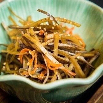 🥢 คินพิระโกโบะ — รากโกโบะและแครอทผัดซอสหวานเค็ม โรยด้วยงาขาวหอม ๆ เมนูเครื่องเคียงแบบญี่ปุ่นที่ทั้งกรอบและอร่อย #อาหารญี่ปุ่น #สุขภาพดี