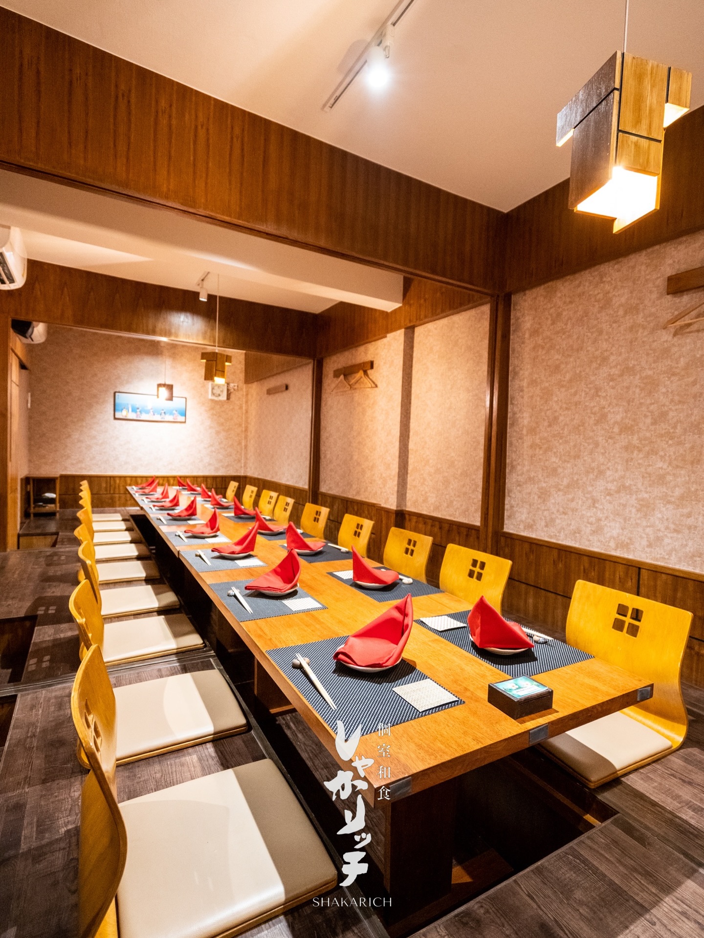 個室でゆったりと過ごす特別なひととき。
Shakarichでは、落ち着いた和モダンの個室をご用意しております。

大切な方とのお食事やご会食、歓送迎会など様々なシーンに最適です。
最大22名様までご利用いただけます。

ご予約・お問い合わせはプロフィールのLINEまたはお電話より承ります。

Enjoy a relaxing dining experience in our private rooms.
At Shakarich, we offer elegant Japanese-style private spaces.

Perfect for special dinners, business meetings, and group gatherings.
Private rooms are available for up to 22 guests.

For reservations or inquiries, please contact us via LINE on our profile or by phone.

ห้องส่วนตัวบรรยากาศสไตล์ญี่ปุ่น เหมาะสำหรับมื้อพิเศษ

ที่ Shakarich เรามีห้องส่วนตัวบรรยากาศเงียบสงบ
เหมาะสำหรับมื้ออาหารกับคนสำคัญ งานเลี้ยง หรือการสังสรรค์

รองรับได้สูงสุด 22 ท่าน

สำรองที่นั่งได้ทาง LINE ในโปรไฟล์ หรือโทรศัพท์

#Shakarich #PrivateRoom #BangkokDining #JapaneseRestaurant#個室トンロー