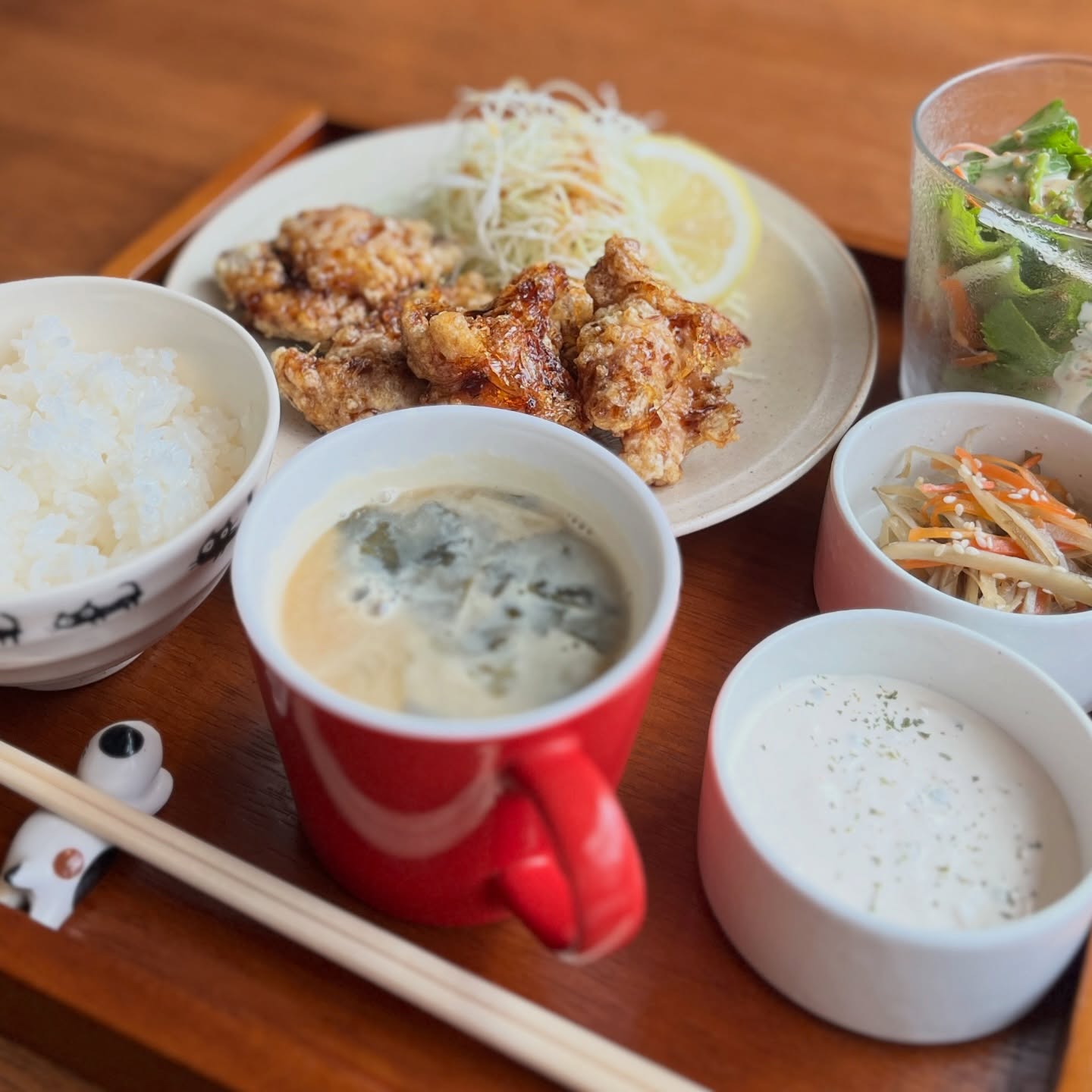 【チキン南蛮定食 / Chicken Nanban Teishoku / ชุดไก่ทอดซอสนัมบัง】🍱🥢

バンコク・トンローのRamen Cafe IRODORI（いろどり）です🐱
ラーメンだけでなく、しっかり定食を食べたい気分の時におすすめなのが「チキン南蛮定食」です。
メインの鶏肉には、中国産黒酢を使ったコクのある甘酢とタルタルソースをたっぷり絡めました。この定食の汁物はラーメンスープではなく、エリンギとわかめを多めに入れた具だくさんの「味噌汁」を合わせています。日替わりの手作り小鉢もセットになった、お腹いっぱいになれる構成です🥢
店内は全席コンセントと無料Wi-Fiが使えるので、11:30 - 21:00の通し営業を利用して、遅めのランチやPC作業をしながらの食事にもぜひご利用ください💻☕️

（Thai）
Ramen Cafe IRODORI ทองหล่อ ไม่ได้มีดีแค่ราเมน แต่ยังมี "ชุดไก่ทอดซอสนัมบัง" (Chicken Nanban Teishoku) ที่จัดเต็มความอร่อย🍱
ไก่ทอดราดซอสน้ำส้มสายชูหวานที่ใช้ "น้ำส้มสายชูดำจากจีน" (Chinese Black Vinegar) รสชาติเข้มข้น เสิร์ฟพร้อมซุปมิโซะ (Miso Soup) ที่ใส่เห็ดออรินจิและสาหร่ายวากาเมะแบบเน้นๆ และเครื่องเคียงทำมือประจำวัน🥢
แวะมาทานมื้อเที่ยงหรือนั่งทำงานได้สบายๆ เพราะเรามีปลั๊กไฟและ Free Wi-Fi ทุกที่นั่ง ร้านเปิดตลอด 11:30 - 21:00 น. ไม่มีพักเบรก💻

（English）
Craving a hearty meal? Try our "Chicken Nanban Teishoku" at Ramen Cafe IRODORI in Thonglor🍱
We use Chinese Black Vinegar for a rich sweet and sour sauce over the fried chicken. Unlike our ramen sets, this comes with a filling Miso Soup packed with King Oyster mushrooms and seaweed, plus daily handmade side dishes🥢
With power outlets and free Wi-Fi at all 32 seats, it's a great spot for a late lunch or working while you eat. Open daily from 11:30 to 21:00 (No break)💻
#RamenCafeIRODORI #ChickenNanban #ThonglorLunch #BangkokCafe #チキン南蛮定食