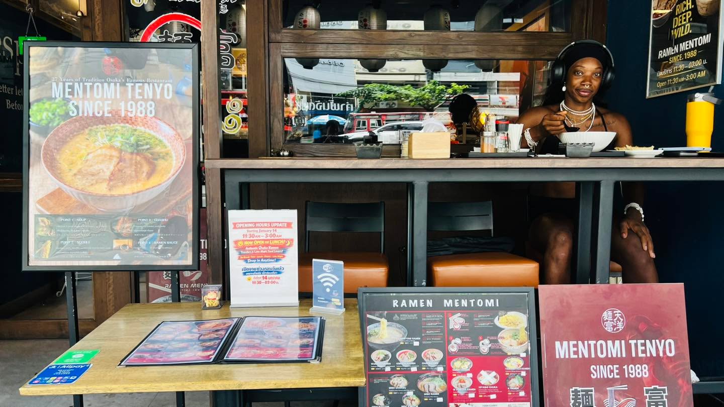 Ramen & good vibes.
world off, deep in my own sound 🎧 
#tonglor #ramenbkk #bangkokramen #ramenmentomi