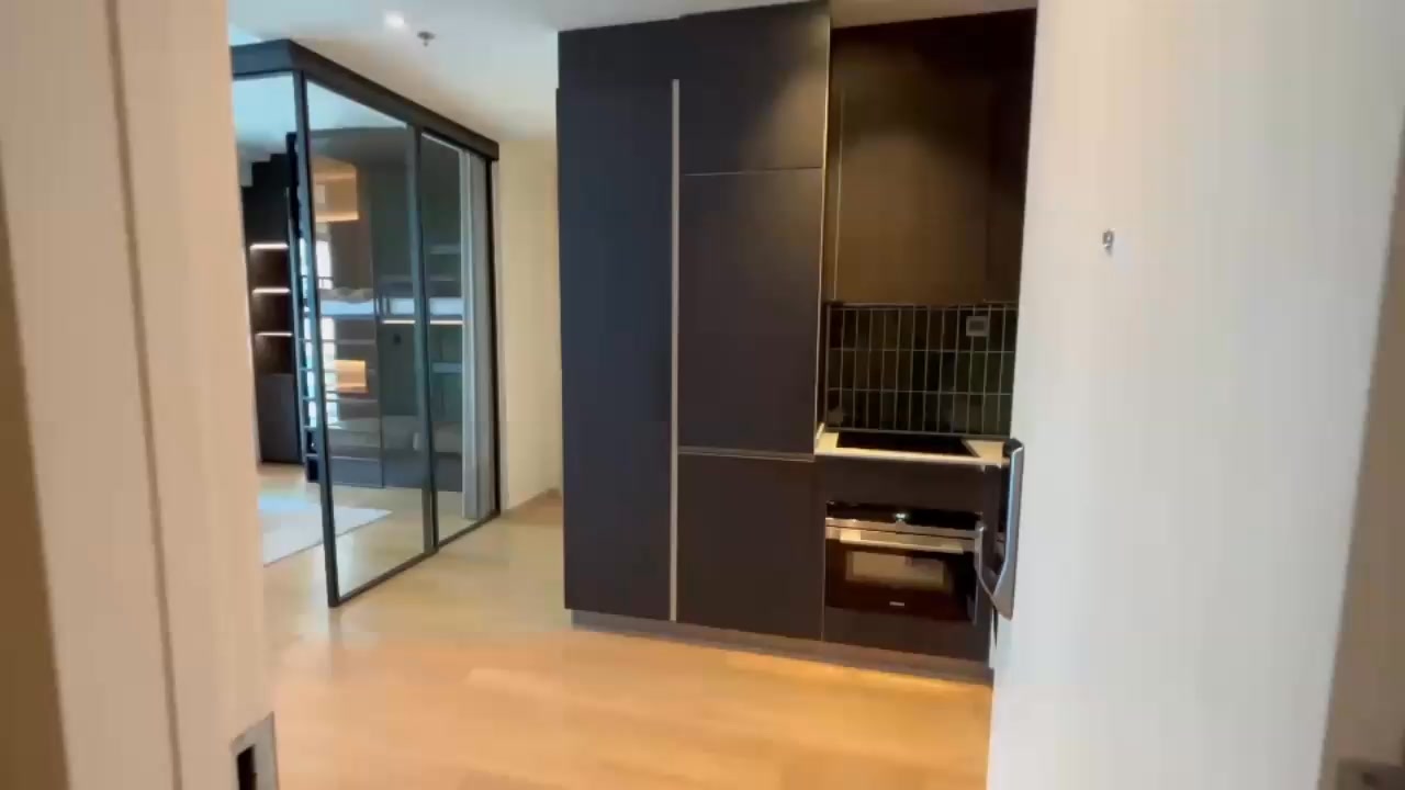 🌟トレンディーで贅沢な暮らしを求める皆様へ！スクンビット55のトンロー通りに位置するThe Strand Thonglorは、まさに夢の住まいです🏙️。最新かつ洗練されたデザインの2ベッドルーム、広さ115㎡のお部屋には、細部にまでこだわった高級感あふれる内装が施されています✨。

快適な生活をサポートする充実のファシリティーも魅力。ジムやプール、24時間セキュリティなど、安心してお住まいいただける設備が豊富です🏋️‍♀️🏊。トンローの便利な立地に加えて、贅沢なライフスタイルを実現できるこの物件は、予算に余裕のある方にはぜひお勧めです。

憧れの暮らしに一歩近づくチャンスを逃さず、今すぐお問い合わせください📞✨

🌟To everyone seeking a trendy and luxurious lifestyle! The Strand Thonglor, located on Thonglor Road, Sukhumvit 55, is truly a dream residence🏙️. The latest and most sophisticatedly designed two-bedroom unit, with a spacious 115㎡ area, features a luxurious interior that pays attention to every detail✨.

The ample facilities that support a comfortable life are also attractive. With abundant amenities including a gym, pool, and 24-hour security, you can live here with peace of mind🏋️‍♀️🏊. In addition to Thonglor's convenient location, this property, where you can achieve a luxurious lifestyle, is highly recommended for those with a more flexible budget.

Don't miss the chance to get one step closer to the life of your dreams—contact us now📞✨

🌟追求时尚与奢华生活的各位！位于素坤逸路55巷通罗路的The Strand Thonglor，正是您梦想中的居住地🏙️。全新且精致设计的两卧室，面积达115㎡，室内装潢在细节处尽显豪华与品质✨。

齐全的生活设施也是魅力所在。健身房、泳池、24小时安保等丰富的设备，让您安心居住🏋️‍♀️🏊。除了通罗便利的地理位置之外，这一物业还能实现您的高端生活方式，非常推荐给预算充足的朋友。

不要错过让梦想生活更进一步的机会，欢迎马上垂询📞✨
#バンコク不動産
#高級コンドミニアム
#トンロー
#贅沢な暮らし
#紅樹株式会社