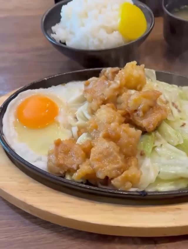 🥳🥳🥳พิเศษเฉพาะกะทะร้อน ข้าวเติมได้ไม่อั้นค่าาา🥳🥳
 Beef Hormon Teppan 

 เทปันจากฟุกุโอกะกะทะร้อน เสิร์ฟมาในกะทะร้อน นอกจากนี้ยังมีหลากหลาย ท็อปปิ้งเพิ่มความอร่อย ทานคู่กับซอสมิโซะ ให้รสชาติกลมกล่อมมากขึ้นแนะนำเลย 🥰 ทาทิ
☆ คาระมิโซะ มิโซะรสชาติเค็ม
☆ คาเรมิโซะ มิโซะรสเผ็ด
☆ อามะมิโซะ มิโซะรสหวาน
นึกถึงเมนูกระทะร้อนนึกถึงเรา ต้นตำหรับอาหารญี่ปุ่น 👍

☕️ ร้าน ฮากาตะ คอฟฟี่ เปิดให้บริการเวลา 08:00น. - 16:00น.
(เครื่องดื่มลด 50% ไม่รวม Softdrinks)
ติดต่อสอบถาม ☎️ 02 0730809
.
📲 สามารถสั่งอาหารเดริเวอร์รี่ ส่งถึงหน้าประตู ดูเมนูออนไลน์ได้ที่ 
Grab: https://bit.ly/303QHYr
Wongnai Lineman :  https://lin.ee/ieqzISN
.
#hakatacoffeebkk #coffee  #cafe #food #japanfood lunch  hakataironman hakataironmanthonglor  เทปันยากิ สไตล์ญี่ปุ่น สตามิน่าเทปปัง สตามิน่า stamina สุขุมวิท35 สุขุมวิท อาหารญี่ปุ่น กะทะร้อน stamina staminatemppan curryset สไตล์ญี่ปุ่น 2025春婚