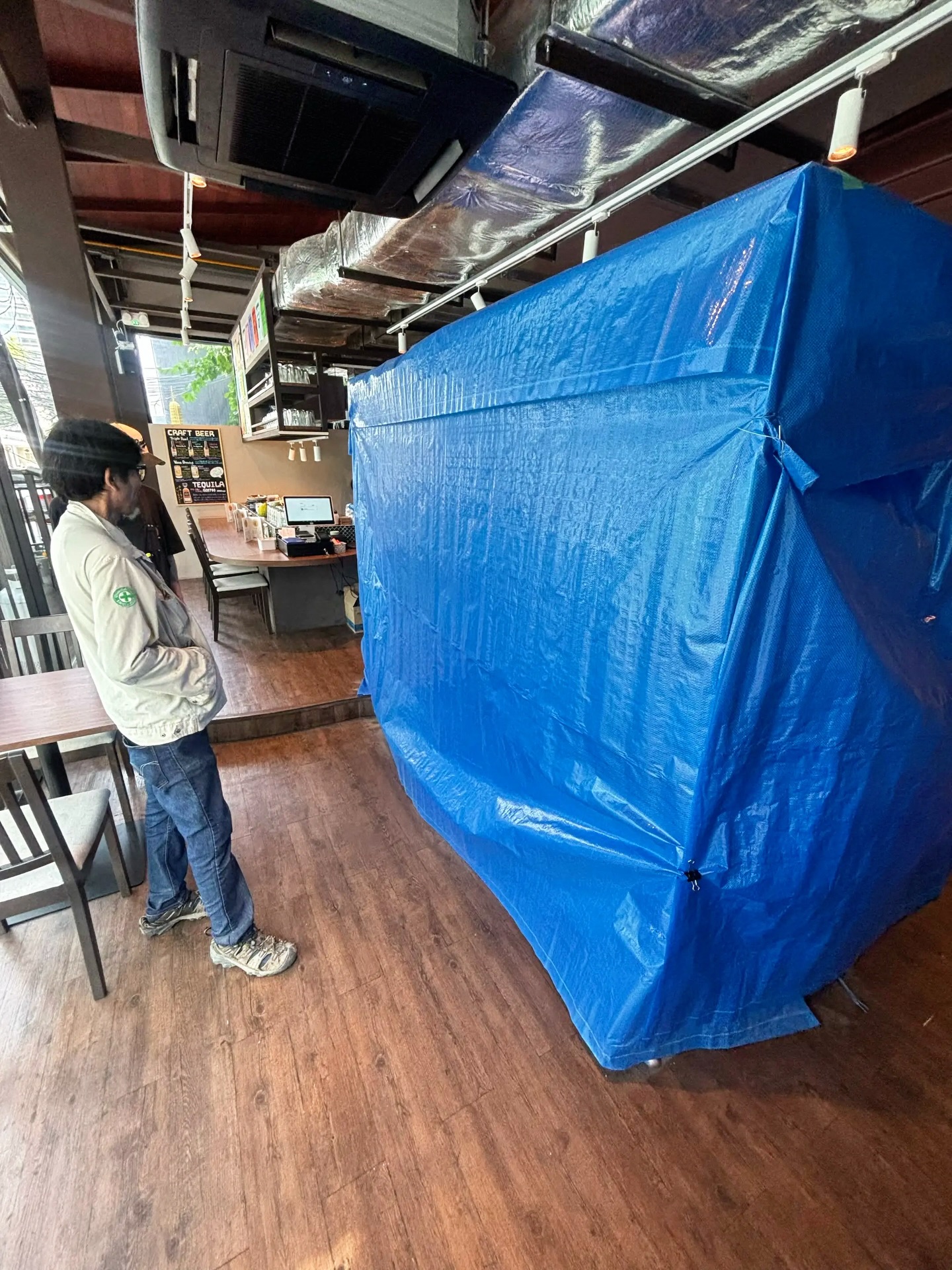 🚧
※
お店は通常通り営業しております！！

現在お店をよくしていこうと色々と改善中
・ドブ漬けタイル撤去→Barカウンター設置
・入り口に屋根つけて💡明るくします
・2階のエアコン調整 涼しくなります
・2階にガラス設置して冷気逃しません
・内装も変えます お楽しみに🎵

この辺りが改善されると もっと良い店になります！！
料理のクオリティ上げたり ドリンクの種類を増やしたり
サービス力の強化したりは今後も頑張ります！！

応援してくれる方の為に、自分と仲間の為に🔥
ピリッと応援よろしくお願いします🙇🙇‍♂️

#トンロールンバ #トンロー #スープパスタ #🇹🇭