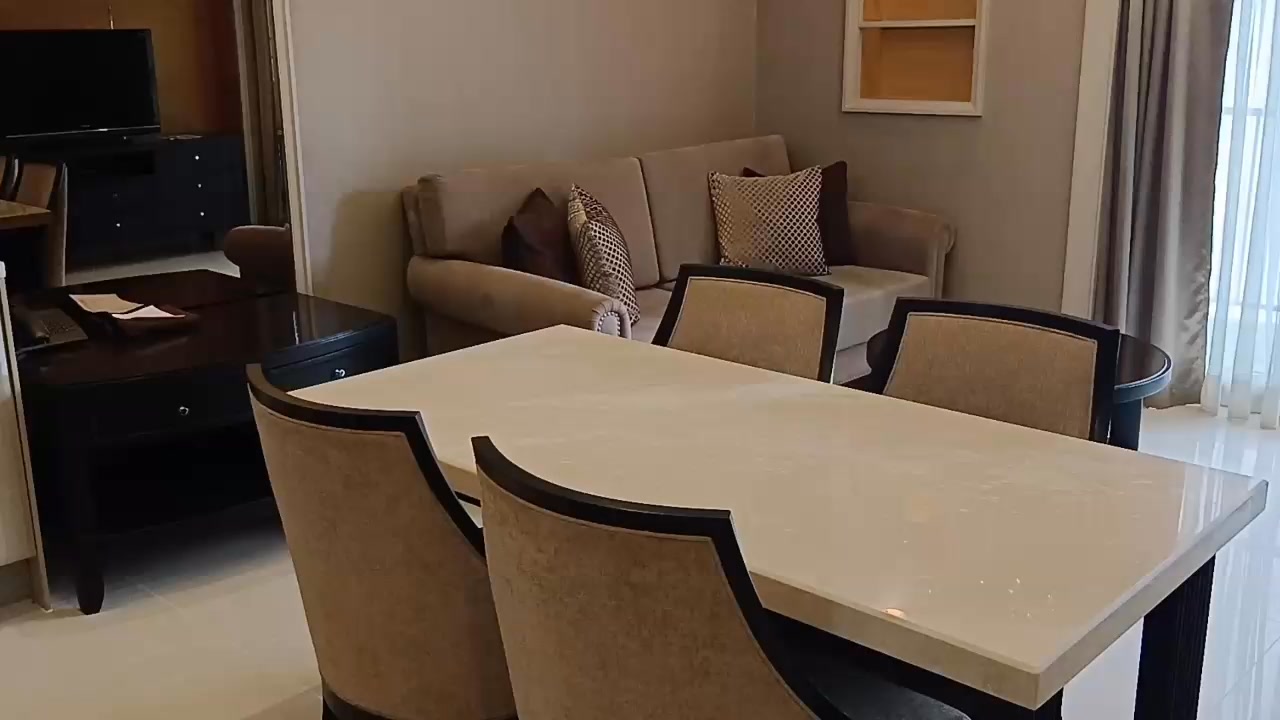 ✨【静かな立地が魅力のグランドマイアミ】✨

今、スクンビット47の行き止まりの通りに位置する人気物件、グランドマイアミの2ベッドルーム92㎡のお部屋に空きが出ました！ご家族や長期滞在の方にぴったりです🏠

お家賃は74,000バーツから。豪華なホテルのような内装に広々としたキッチンとシンクが完備され、心地よい生活空間を実現しています🍽️

物件は静かな環境にあり、都会の喧騒を忘れてリラックスできます。また、アパートのトゥクトゥクサービスでスクンビット39から49のエリアも楽々移動！買い物や通院も快適にサポートします🚕🛍️👨‍⚕️

さらに、1階には便利な日本食レストラン「伊勢」がありますので、お出かけが面倒な時でも美味しいお食事が楽しめますよ🍣✨

お問い合わせはDMやLINEでどうぞ❗

✨[Grand Miami: Attractive for its Quiet Location]✨

Currently, a 2-bedroom, 92 sqm unit at the popular Grand Miami, located at the end of Soi Sukhumvit 47, is available! Perfect for families or long-term stays🏠

Rent starts from 74,000 Baht. The luxurious hotel-like interior comes with a spacious kitchen and sink, providing a comfortable living space🍽️

The property is situated in a quiet environment, allowing you to relax and forget the hustle and bustle of the city. In addition, the apartment's tuk-tuk service makes it easy to move around within the Sukhumvit 39 to 49 area! Shopping and hospital visits are made more convenient🚕🛍️👨‍⚕️

Furthermore, there is a convenient Japanese restaurant "Ise" on the first floor, so you can enjoy delicious meals even when you don't feel like going out🍣✨

Please feel free to contact us via DM or LINE❗

#バンコク生活
#賃貸
#長期滞在
#紅樹株式会社
#広めのキッチン