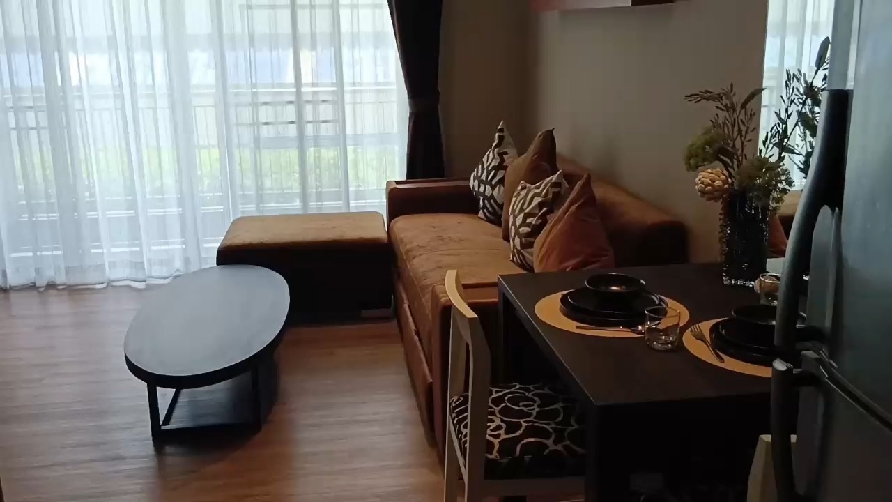 ✨バンコクでの新たな住まいをお探しですか？トンローのソイ5に位置する「Shine Thonglor」の物件をご紹介します🌟。現在、広々とした70㎡の1ベッドルームに空室があります。開放感溢れるこのお部屋で、快適な生活をスタートしてみませんか？

家賃は70,000バーツですが、交渉次第で優遇も可能ですので、ぜひご相談ください💬。立地は便利で、どこでもアクセスしやすい環境。BTSトンロー駅も徒歩圏内にあり、アパートのサービスカーを利用すればさらに迅速にアクセスできます🚗。

興味のある方は、お気軽にお問い合わせを。素敵なお部屋で、新しい生活をサポートさせていただきます🏠🌿。お問い合わせお待ちしております！

#トンロー
#賃貸
#バンコク生活
#紅樹株式会社
#広い間取り