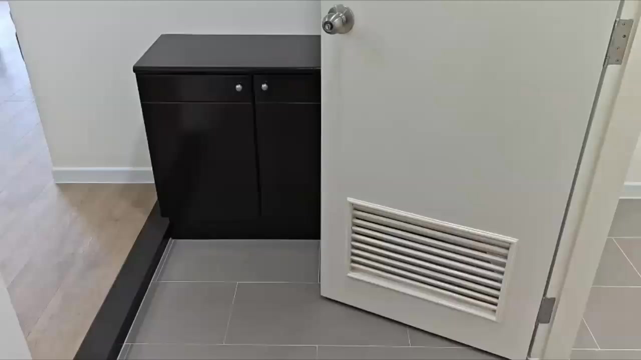 バンコクで快適な暮らしをお探しの皆様、注目の物件をご紹介します📢✨。スクンビットの人気エリアに位置する「Citi Resort 39 Annex」、この2ベッドルーム93㎡のお部屋は、日本人の生活スタイルにぴったりの空間です🏡。改装済みなので、内装はとてもきれいで、お風呂場には日本スタイルの洗い場が完備されています🛁。

キッチンはIHコンロ付きで、お料理も安心🔥。玄関には靴を脱ぐスペースもあり、肩肘張らずにくつろげる設計です。また、広々としたベランダでお子様がいるご家庭でも安心して楽しめます👶。

ファシリティとしては、大浴場や大きなプール、キッズスペースがありますので、休日も満喫できます🏊‍♂️🌼。ご興味のある方はぜひお気軽にお問い合わせください📩！
#バンコク生活
#日本人向け物件
#子育て
#リノベーション
#紅樹株式会社