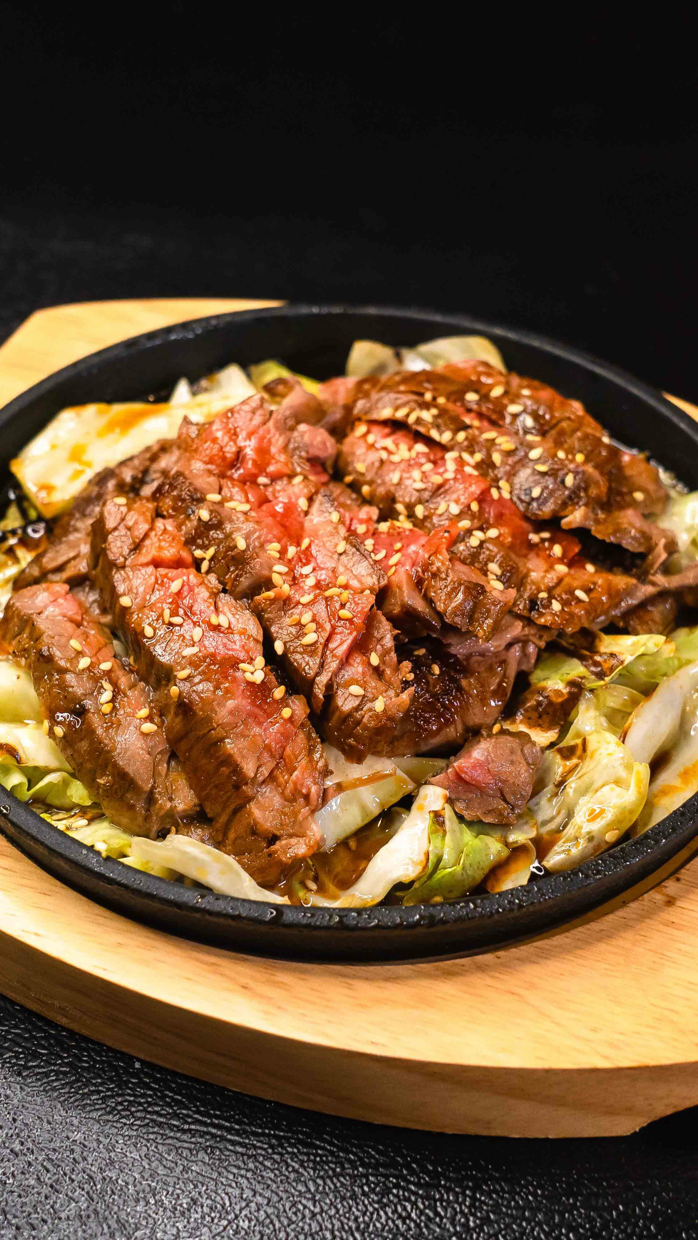 🥩
「肉は俺たちを裏切らない」

最後までアツアツ、ジュワッと旨い
噛めば噛むほど広がる肉の旨み
ルンバの本気肉
”鉄板アンガス牛ハラミ“🍖
(Sizzling Angus Skirt Steak)

150gのボリュームでこの満足感。
しかも…💥２８９Babt💥

正直、コスパ良すぎ
とりあえず迷ったらコレ
ビールでもワインでも、絶対合うやつです🍺🍷

เนื้อไม่เคยทรยศเราเลยครับ🔥
ร้อนจนคำสุดท้าย อร่อยเกินต้านครับ
เนื้อแองกัสย่างกระทะร้อน
🥩289 บาทครับ
อกไม่ถูก สั่งนี่เลยครับ♪( ´θ｀)ノ

#トンローグルメ #バンコク居酒屋 #肉好きと繋がりたい #ステーキ好き #トンロールンバ