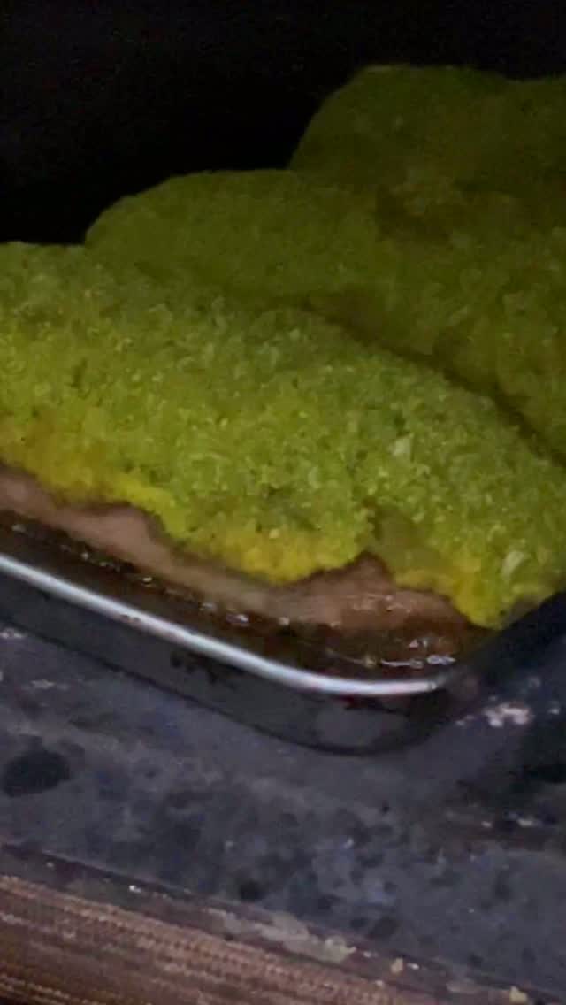 鴨ロース ハーブステーキ 雲丹ソース

香ばしく焼き上げた鴨ロースに、
濃厚な雲丹ソースを合わせた一皿。

ハーブの香りと旨みが重なり、
上品で奥行きのある味わいをお楽しみいただけます。

ご予約・お問い合わせはプロフィールの📞又は公式LINEより承ります。

—

Herb-Crusted Duck Steak with Uni Sauce

Perfectly seared duck with a rich and creamy uni sauce.

Layered with aromatic herbs and deep umami,
creating a refined and elegant flavor.

For reservations or inquiries, please contact us via phone or LINE on our profile.

—

อกเป็ดสเต็กสมุนไพร ซอสอุนิ

อกเป็ดย่างหอมกรุ่น
เสิร์ฟพร้อมซอสอุนิเข้มข้น

ผสานกลิ่นหอมของสมุนไพรและรสอูมามิอย่างลงตัว

สำรองที่นั่งได้ทาง 📞 หรือ LINE ในโปรไฟล์

—

#しゃかリッチ #鴨ロース #雲丹 #春メニュー #バンコク和食 個室和食 bangkokdining japanesefood omakase finedining