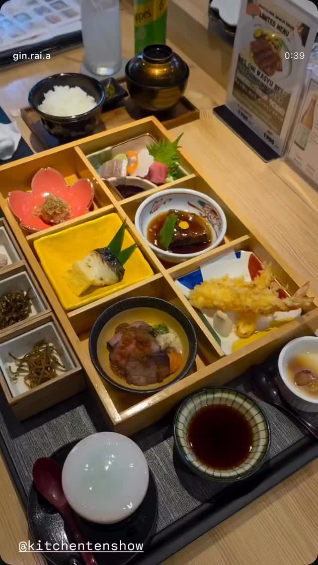 🏡 :  @kitchentenshow 

ความลับของคนญี่ปุ่น เซ็ตกล่องข้าว 6 ช่อง ในซอยข้างเอ็มโพเรียม งบไม่เกินหนึ่งใบเทา ข้าวญี่ปุ่นและซุปเติมไม่อั้น ร้าน Ten Show Live Kitchen

#TenShowLiveKitchen #lunchmenu 

- - - - - - - - - - - - - - - - -⁣⁣⁣⁣⁣⁣⁣⁣
😋 Follow us : @gin.rai.a⁣⁣⁣⁣⁣⁣⁣⁣
😋 For Sharing us : #กินไรอ่ะ⁣⁣⁣⁣⁣⁣⁣⁣
- - - - - - - - - - - - - - - - -⁣