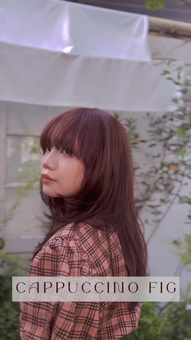 Cappuccino Fig
สีน้ำตาลอมชมพู ให้ความเงางาม ดูมีเสน่ห์และทันสมัย

CAPPUCCINO LINE
ไม่ว่าจะเป็นสไตล์ไหน
ก็เข้ากันได้อย่างลงตัว
เผยความเป็นตัวคุณอย่างเป็นธรรมชาติ
พร้อมเริ่มต้นลุคใหม่ที่ดูสดใส

สูตร “Milky Blend”
เพื่อสีผมโทนอุ่นที่นุ่มละมุนและเงางาม

ออกแบบมาให้เข้ากับสีโทนขาว (White Color)
ช่วยผสมผสานโทนอุ่นและโทนเย็นได้อย่างสมดุล
แม้เส้นผมที่ผ่านการทำเคมีหลากหลาย
ก็ยังดูนุ่มลื่น เงางาม และเป็นธรรมชาติ

✔ สีติดสวย แต่ไม่ทำให้ผมดูหมองคล้ำ
✔ ลดการสะสมของสีที่ทำให้ผมแข็งกระด้าง
✔ ให้ผมดูเรียบเนียน สุขภาพดีอย่างเป็นธรรมชาติ

เปลี่ยนลุคของคุณให้ดูนุ่มละมุน
พร้อมประกายเงางามอย่างเป็นธรรมชาติในทุกมุมมอง 💫

🚘 ฟรีที่จอดรถ
👇🏻
Booking : 📕
Line oa @cyanbkk
Tel. 020092616
  0622922841
Open hours :⏰
Everyday 9.30-18.30 น.

#japanesesalon #japanesehair #tokyohair
#japanesehaircolor #ashhair beigehair
haircolor bangkoksalon ร้านทำผมสไตล์ญี่ปุ่น
hairtransformation ร้านทำผมทองหล่อ

バンコク美容室  トンロー美容室  日本人美容師 日本式ヘアサロン 透明感カラー
アッシュカラー ベージュカラー 外国人風カラー ThonglorSalon bangkokjapanesesalon