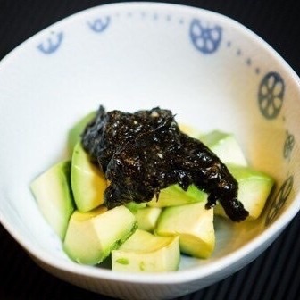 🥑 アボカドに海苔とわさびのペーストをのせた、さっぱりヘルシーな一品。和の旨みと爽やかな辛みが絶妙です。 #アボカド #和風おつまみ