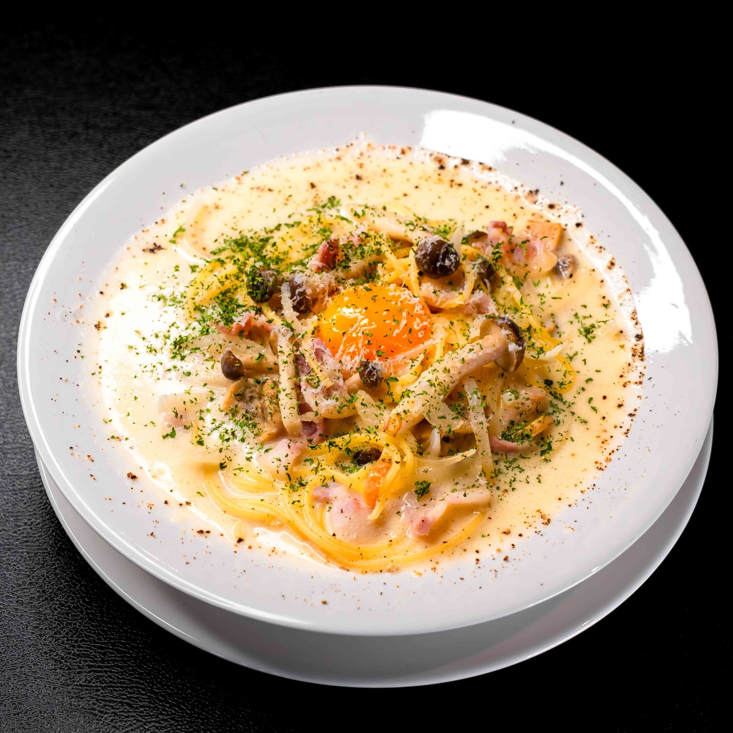 “生パスタ”
麺といえばKanezin社🇯🇵にお願いして
特注麺を作ってもらいました！！

デュラムセモリナ（Durum Semolina）100%
→最大の特徴はグルテンを豊富に含み、黄色味が強くて弾力がある点です。この特性により、茹でても崩れにくく、もちもちとした強いコシのある食感になります🍝

茹で時間頂きますが 提供が始まってます！！
オーダーの際に乾麺か生麺選べて 同一料金！！
ピリッとお試しくださいね♪( ´θ｀)ノ

#トンロールンバ #トンロー #スープパスタ #🇹🇭