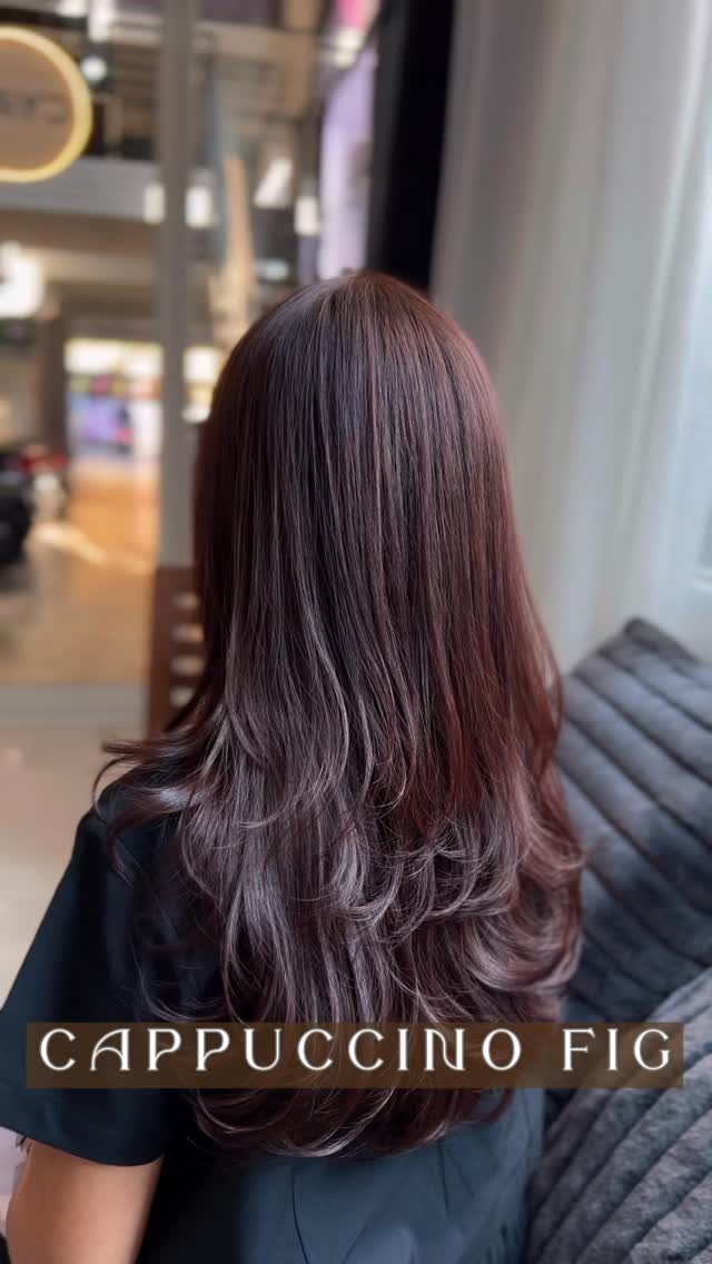 COLOR
By stylist : SAI

Cappuccino Fig
สีน้ำตาลอมชมพู ให้ความเงางาม ดูมีเสน่ห์และทันสมัย

CAPPUCCINO LINE
ไม่ว่าจะเป็นสไตล์ไหน
ก็เข้ากันได้อย่างลงตัว
เผยความเป็นตัวคุณอย่างเป็นธรรมชาติ
พร้อมเริ่มต้นลุคใหม่ที่ดูสดใส

สูตร “Milky Blend”
เพื่อสีผมโทนอุ่นที่นุ่มละมุนและเงางาม

ออกแบบมาให้เข้ากับสีโทนขาว (White Color)
ช่วยผสมผสานโทนอุ่นและโทนเย็นได้อย่างสมดุล
แม้เส้นผมที่ผ่านการทำเคมีหลากหลาย
ก็ยังดูนุ่มลื่น เงางาม และเป็นธรรมชาติ

✔ สีติดสวย แต่ไม่ทำให้ผมดูหมองคล้ำ
✔ ลดการสะสมของสีที่ทำให้ผมแข็งกระด้าง
✔ ให้ผมดูเรียบเนียน สุขภาพดีอย่างเป็นธรรมชาติ

เปลี่ยนลุคของคุณให้ดูนุ่มละมุน
พร้อมประกายเงางามอย่างเป็นธรรมชาติในทุกมุมมอง 💫

🚘 ฟรีที่จอดรถ
👇🏻
Booking : 📕
Line oa @cyanbkk
Tel. 020092616
  0622922841
Open hours :⏰
Everyday 9.30-18.30 น.

#hairsalon  #hairsalonbangkok #japanesesalon #japanesehair #tokyohair
japanesehaircolor ashhair beigehair
haircolor bangkoksalon ร้านทำผมสไตล์ญี่ปุ่น
hairtransformation ร้านทำผมทองหล่อ

バンコク美容室  トンロー美容室  日本人美容師 日本式ヘアサロン 透明感カラー
アッシュカラー ベージュカラー 外国人風カラー ThonglorSalon bangkokjapanesesalon