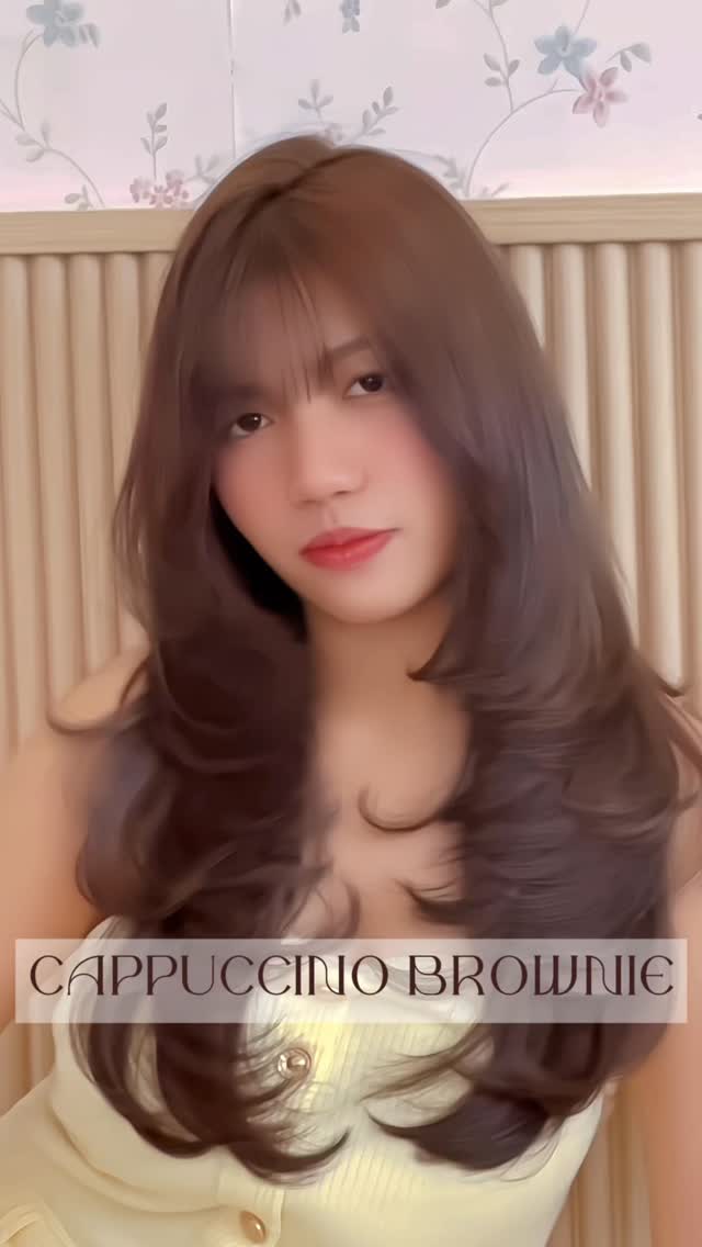 Cappuccino Brownie
สีน้ำตาลนมละมุน ให้ลุคอบอุ่น นุ่มนวล ดูแพง

CAPPUCCINO LINE
ไม่ว่าจะเป็นสไตล์ไหน
ก็เข้ากันได้อย่างลงตัว
เผยความเป็นตัวคุณอย่างเป็นธรรมชาติ
พร้อมเริ่มต้นลุคใหม่ที่ดูสดใส

สูตร “Milky Blend”
เพื่อสีผมโทนอุ่นที่นุ่มละมุนและเงางาม

ออกแบบมาให้เข้ากับสีโทนขาว (White Color)
ช่วยผสมผสานโทนอุ่นและโทนเย็นได้อย่างสมดุล
แม้เส้นผมที่ผ่านการทำเคมีหลากหลาย
ก็ยังดูนุ่มลื่น เงางาม และเป็นธรรมชาติ

✔ สีติดสวย แต่ไม่ทำให้ผมดูหมองคล้ำ
✔ ลดการสะสมของสีที่ทำให้ผมแข็งกระด้าง
✔ ให้ผมดูเรียบเนียน สุขภาพดีอย่างเป็นธรรมชาติ

เปลี่ยนลุคของคุณให้ดูนุ่มละมุน
พร้อมประกายเงางามอย่างเป็นธรรมชาติในทุกมุมมอง 💫

🚘 ฟรีที่จอดรถ
👇🏻
Booking : 📕
Line oa @cyanbkk
Tel. 020092616
  0622922841
Open hours :⏰
Everyday 9.30-18.30 น.

#japanesesalon #japanesehair #tokyohair
#japanesehaircolor #ashhair beigehair
haircolor bangkoksalon ร้านทำผมสไตล์ญี่ปุ่น
hairtransformation ร้านทำผมทองหล่อ

バンコク美容室  トンロー美容室  日本人美容師 日本式ヘアサロン 透明感カラー
アッシュカラー ベージュカラー 外国人風カラー ThonglorSalon bangkokjapanesesalon