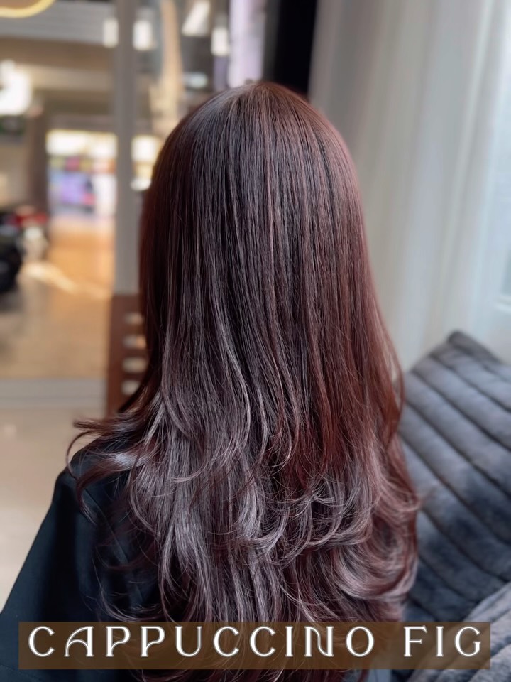 COLOR
By stylist : SAI

Cappuccino Fig
สีน้ำตาลอมชมพู ให้ความเงางาม ดูมีเสน่ห์และทันสมัย

CAPPUCCINO LINE
ไม่ว่าจะเป็นสไตล์ไหน
ก็เข้ากันได้อย่างลงตัว
เผยความเป็นตัวคุณอย่างเป็นธรรมชาติ
พร้อมเริ่มต้นลุคใหม่ที่ดูสดใส

สูตร “Milky Blend”
เพื่อสีผมโทนอุ่นที่นุ่มละมุนและเงางาม

ออกแบบมาให้เข้ากับสีโทนขาว (White Color)
ช่วยผสมผสานโทนอุ่นและโทนเย็นได้อย่างสมดุล
แม้เส้นผมที่ผ่านการทำเคมีหลากหลาย
ก็ยังดูนุ่มลื่น เงางาม และเป็นธรรมชาติ

✔ สีติดสวย แต่ไม่ทำให้ผมดูหมองคล้ำ
✔ ลดการสะสมของสีที่ทำให้ผมแข็งกระด้าง
✔ ให้ผมดูเรียบเนียน สุขภาพดีอย่างเป็นธรรมชาติ

เปลี่ยนลุคของคุณให้ดูนุ่มละมุน
พร้อมประกายเงางามอย่างเป็นธรรมชาติในทุกมุมมอง 💫

🚘 ฟรีที่จอดรถ
👇🏻
Booking : 📕
Line oa @cyanbkk
Tel. 020092616
  0622922841
Open hours :⏰
Everyday 9.30-18.30 น.

#hairsalon  #hairsalonbangkok #japanesesalon #japanesehair #tokyohair
japanesehaircolor ashhair beigehair
haircolor bangkoksalon ร้านทำผมสไตล์ญี่ปุ่น
hairtransformation ร้านทำผมทองหล่อ

バンコク美容室  トンロー美容室  日本人美容師 日本式ヘアサロン 透明感カラー
アッシュカラー ベージュカラー 外国人風カラー ThonglorSalon bangkokjapanesesalon