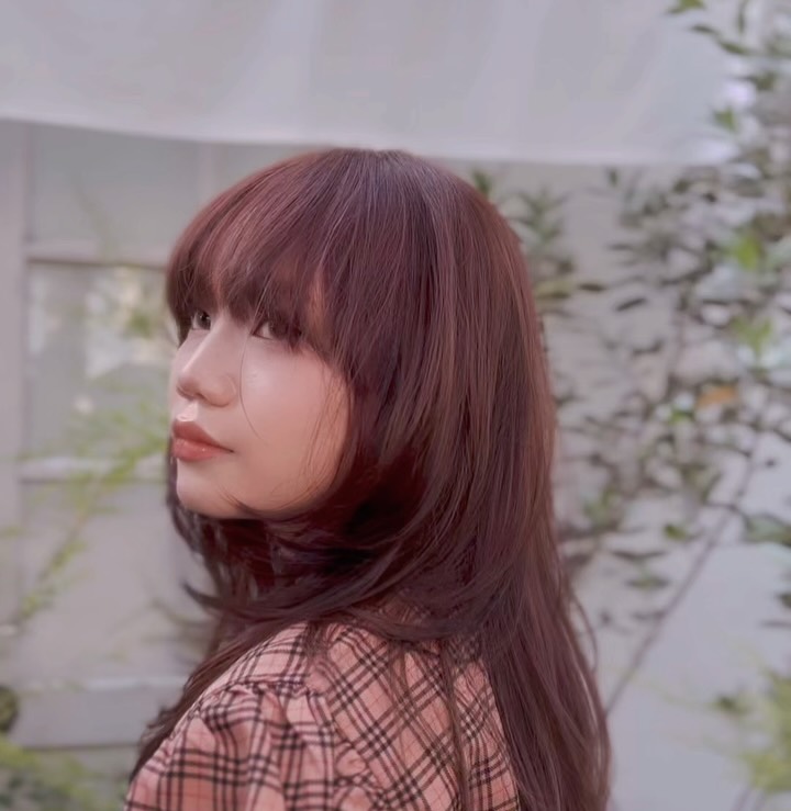 Cappuccino Fig
สีน้ำตาลอมชมพู ให้ความเงางาม ดูมีเสน่ห์และทันสมัย

CAPPUCCINO LINE
ไม่ว่าจะเป็นสไตล์ไหน
ก็เข้ากันได้อย่างลงตัว
เผยความเป็นตัวคุณอย่างเป็นธรรมชาติ
พร้อมเริ่มต้นลุคใหม่ที่ดูสดใส

สูตร “Milky Blend”
เพื่อสีผมโทนอุ่นที่นุ่มละมุนและเงางาม

ออกแบบมาให้เข้ากับสีโทนขาว (White Color)
ช่วยผสมผสานโทนอุ่นและโทนเย็นได้อย่างสมดุล
แม้เส้นผมที่ผ่านการทำเคมีหลากหลาย
ก็ยังดูนุ่มลื่น เงางาม และเป็นธรรมชาติ

✔ สีติดสวย แต่ไม่ทำให้ผมดูหมองคล้ำ
✔ ลดการสะสมของสีที่ทำให้ผมแข็งกระด้าง
✔ ให้ผมดูเรียบเนียน สุขภาพดีอย่างเป็นธรรมชาติ

เปลี่ยนลุคของคุณให้ดูนุ่มละมุน
พร้อมประกายเงางามอย่างเป็นธรรมชาติในทุกมุมมอง 💫

🚘 ฟรีที่จอดรถ
👇🏻
Booking : 📕
Line oa @cyanbkk
Tel. 020092616
  0622922841
Open hours :⏰
Everyday 9.30-18.30 น.

#japanesesalon #japanesehair #tokyohair
#japanesehaircolor #ashhair beigehair
haircolor bangkoksalon ร้านทำผมสไตล์ญี่ปุ่น
hairtransformation ร้านทำผมทองหล่อ

バンコク美容室  トンロー美容室  日本人美容師 日本式ヘアサロン 透明感カラー
アッシュカラー ベージュカラー 外国人風カラー ThonglorSalon bangkokjapanesesalon